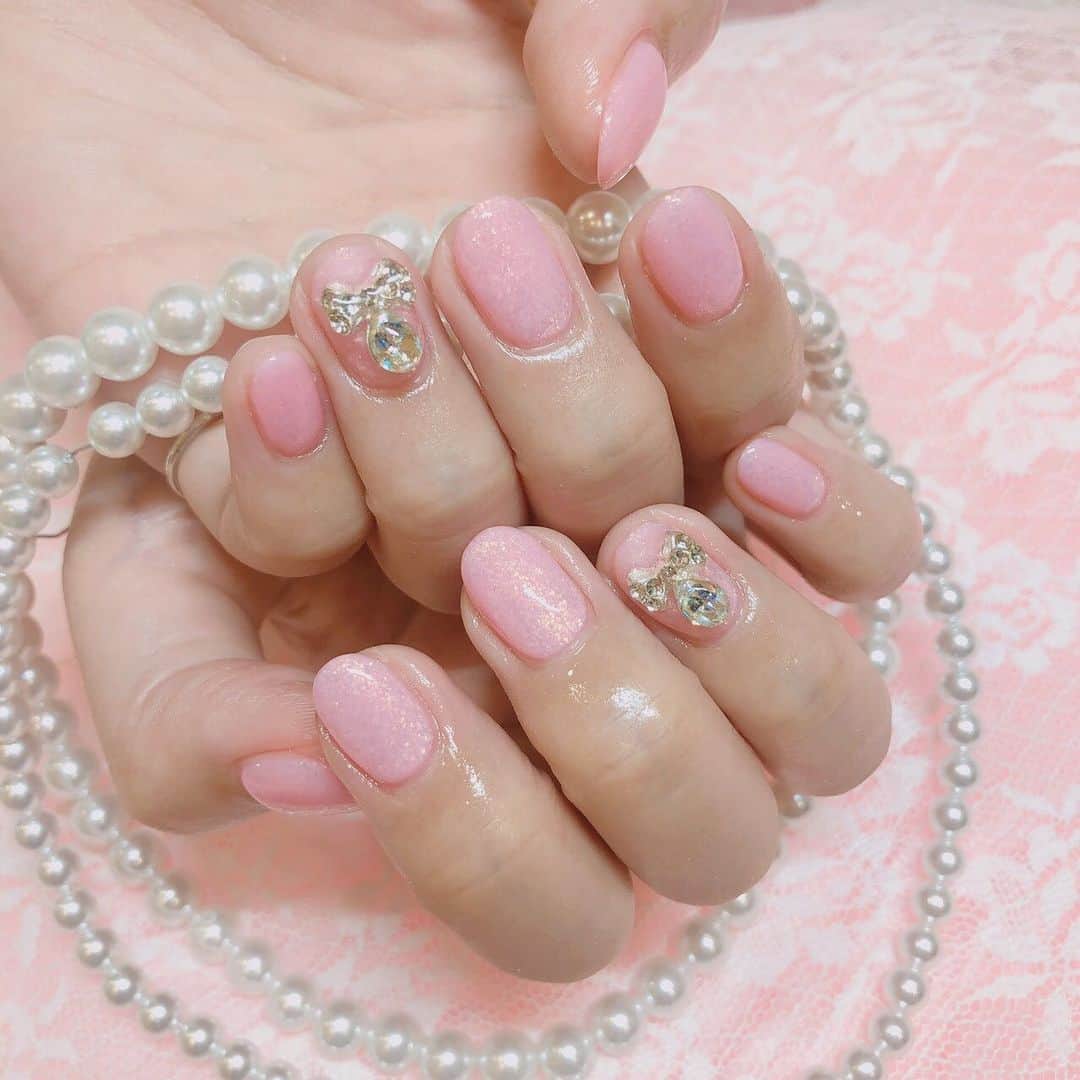 葉月七瀬のインスタグラム：「昨日はpomynailさんに初めてネイルに行ってきました💅🏻💓 ちょービックリしたのがパーツの多さ◟꒰◍ ´꒳` ◍꒱◞✨ 最近ワンカラーに薬指だけパーツ付けるのが 私の中のブームで、どれにしようか迷った！！ リボンにしずくが付いてるのにして カラーはゴールドのラメのピンク🎀 シンプルだけどパーツがあると華やかになる💕💕 あと写メ撮ってないけどフットネイル取れちゃったから オフして新しくしてもらったよ✨ 店長さんにやってもらったんだけど すごい良い人ですぐ仲良くなった🥰 お話楽しすぎた～💓 . 3枚目のiPhoneケースは pomynailで売ってるの衝動買いしたの😍✨ ほんとピンクに目がない💖笑 #newnail #pomynail  #ピンクネイル #リボンパーツ  #ピンク大好き」