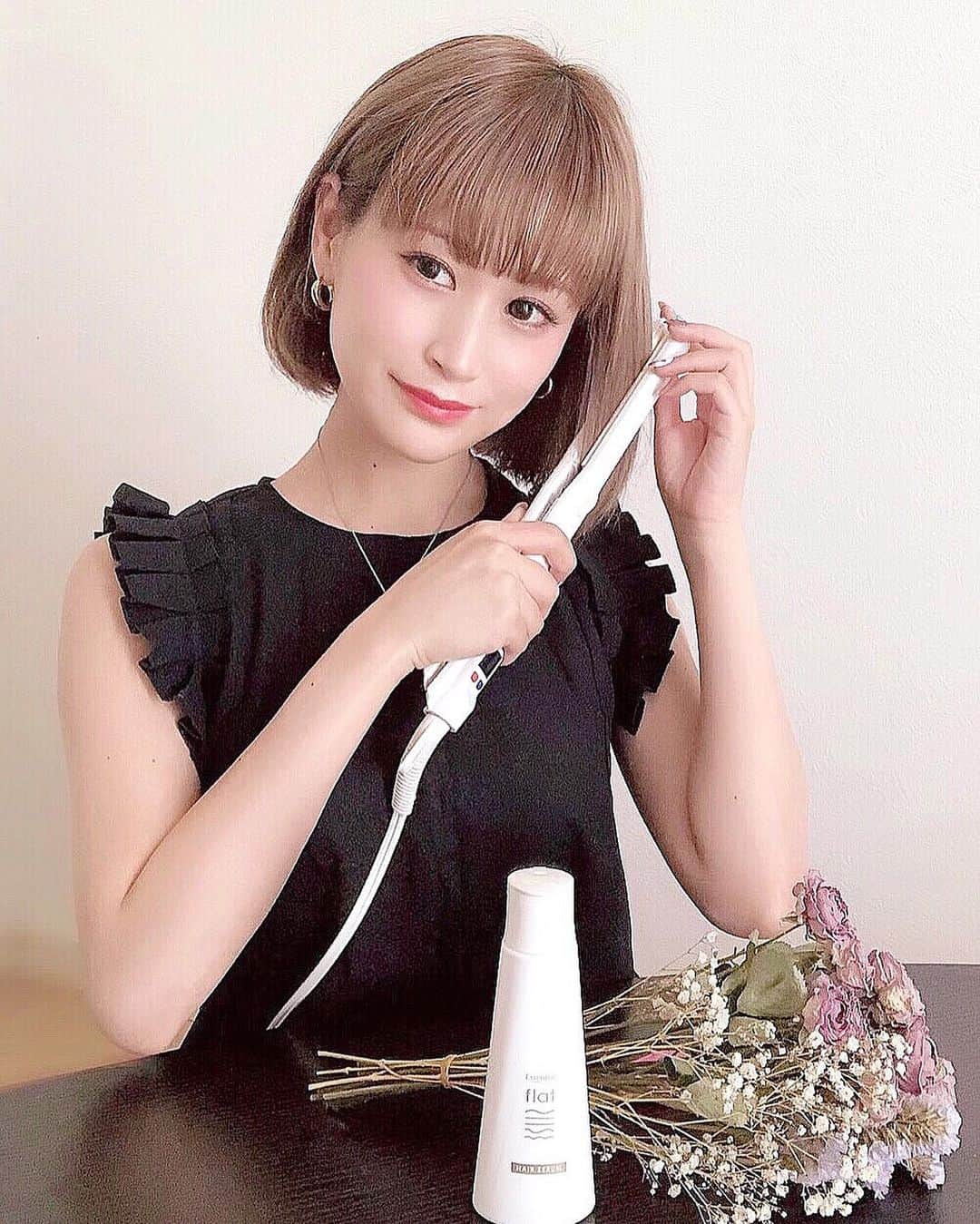 のインスタグラム：「新商品『エッセンシャル flat』の 体験会イベントに参加してきました😘 . . 髪の毛の根元のうねりがひどくて ストレートアイロンで伸ばして 時間15〜30分くらいをかけて スタイリングしなきゃいけないのが 毎朝の悩み！😭😭 . . 今回新登場した 『エッセンシャル flat』は、 くせ・うねり髪のことを本気で 考えてくれている商品で、 使うたびに、扱いやすく、 まとまりやすい髪にしてくれるんだって♥ . . 『くせ・うねりときほぐしセラム』は、 お風呂あがりに濡れたままの髪につけて、 ドライヤーで乾かすと寝ている間に ときほぐし成分が髪に馴染んでくれて、 翌朝のストレートアイロンでのスタイリングが 楽ちんになる商品👌✨ . . #くせ毛とflat#エッセンシャルflat#フラット #くせうねりときほぐしセラム#シャンプー #くせ毛#うねり #flat_PR」