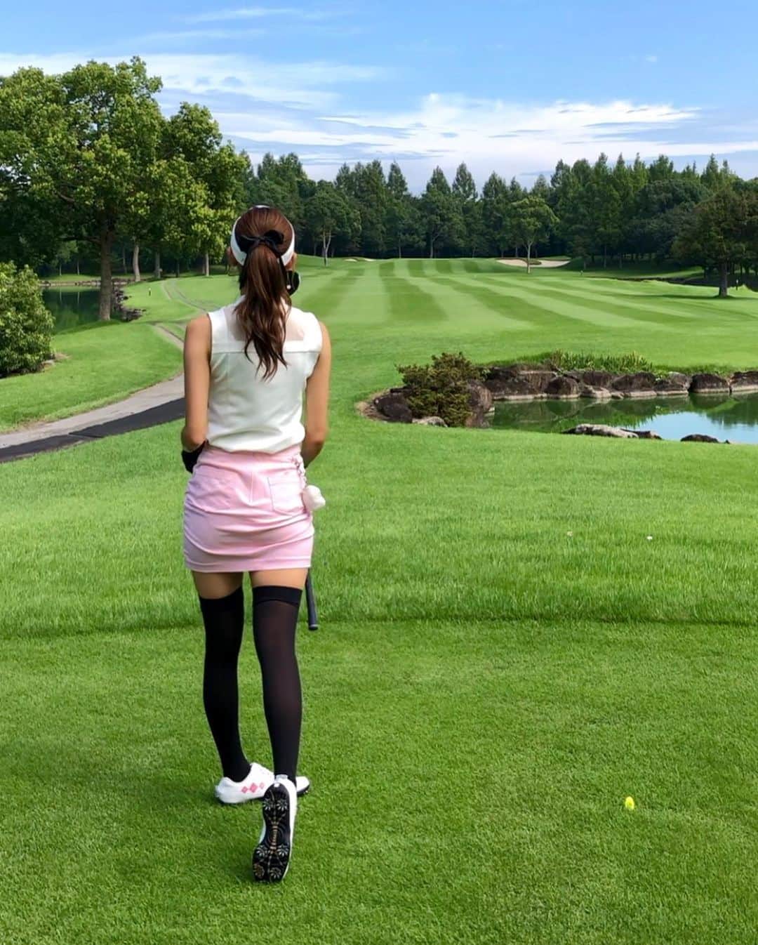 美波千夏さんのインスタグラム写真 - (美波千夏Instagram)「今日のゴルフウェアは @j.jane_japan  でした⛳️💓j.janeのウェア何着か着てるけどその中でも一番お気に入りです💓 ポニーテールにはリボン🥺 . . . #高尔夫球 #골프 #ゴルフ #golf #instagolf #ゴルフ女子 #golfer #golfgirl #golflife  #ladiesgolf #golfstagram  #lovegolf #韓国ファッション #ゴルフコーデ」8月29日 21時12分 - chinatsu_minami