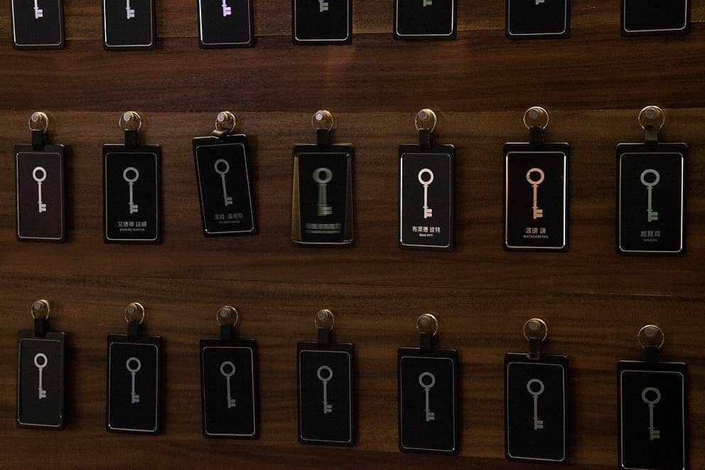 HereNowさんのインスタグラム写真 - (HereNowInstagram)「The KEY Company, located near Zhongxiao Dunhua Station, is a restaurant like no other. The entrance of the store is marked by a small panel and a case displaying rows of black key cards. Customers have to pick the key card with the right answer to get inside. 選定鑰匙嗶卡登入神秘餐酒吧 Recommended by @thecaroltw. . . . #herenowcity #wonderfulplaces #beautifuldestinations #travelholic #travelawesome #traveladdict #igtravel #livefolk #instapassport #optoutside #thekeycompany #鑰匙行 #taipei #台湾 #台北 #台北旅行 #대만 #대만여행 #타이베이 #iseetaiwan #exploretaiwan #vscotaiwan #taiwangram #台灣」8月29日 21時16分 - herenowcity