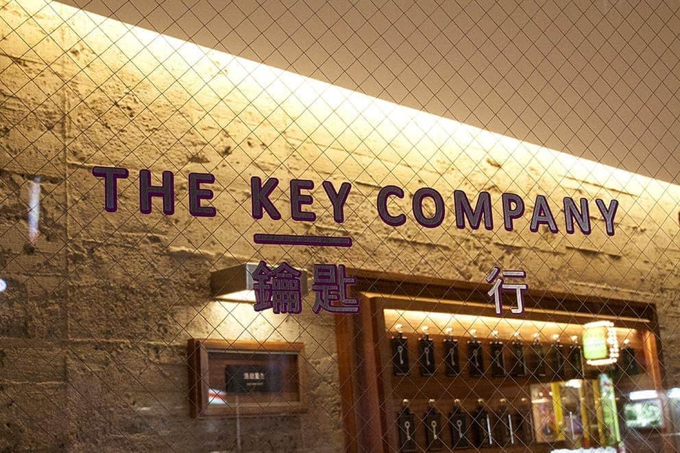 HereNowさんのインスタグラム写真 - (HereNowInstagram)「The KEY Company, located near Zhongxiao Dunhua Station, is a restaurant like no other. The entrance of the store is marked by a small panel and a case displaying rows of black key cards. Customers have to pick the key card with the right answer to get inside. 選定鑰匙嗶卡登入神秘餐酒吧 Recommended by @thecaroltw. . . . #herenowcity #wonderfulplaces #beautifuldestinations #travelholic #travelawesome #traveladdict #igtravel #livefolk #instapassport #optoutside #thekeycompany #鑰匙行 #taipei #台湾 #台北 #台北旅行 #대만 #대만여행 #타이베이 #iseetaiwan #exploretaiwan #vscotaiwan #taiwangram #台灣」8月29日 21時16分 - herenowcity