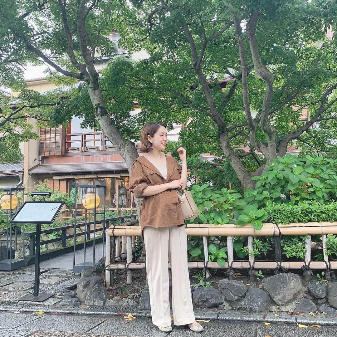 kitamayuuのインスタグラム：「京都ってどこを背景にしても 風情あるしマイナスイオンで 心穏やかになるな〜🐻 . . 新作たっくさん入荷してます！ どれにしようか悩む🤔✨ . . #whoswhochico #きたまゆファッション」