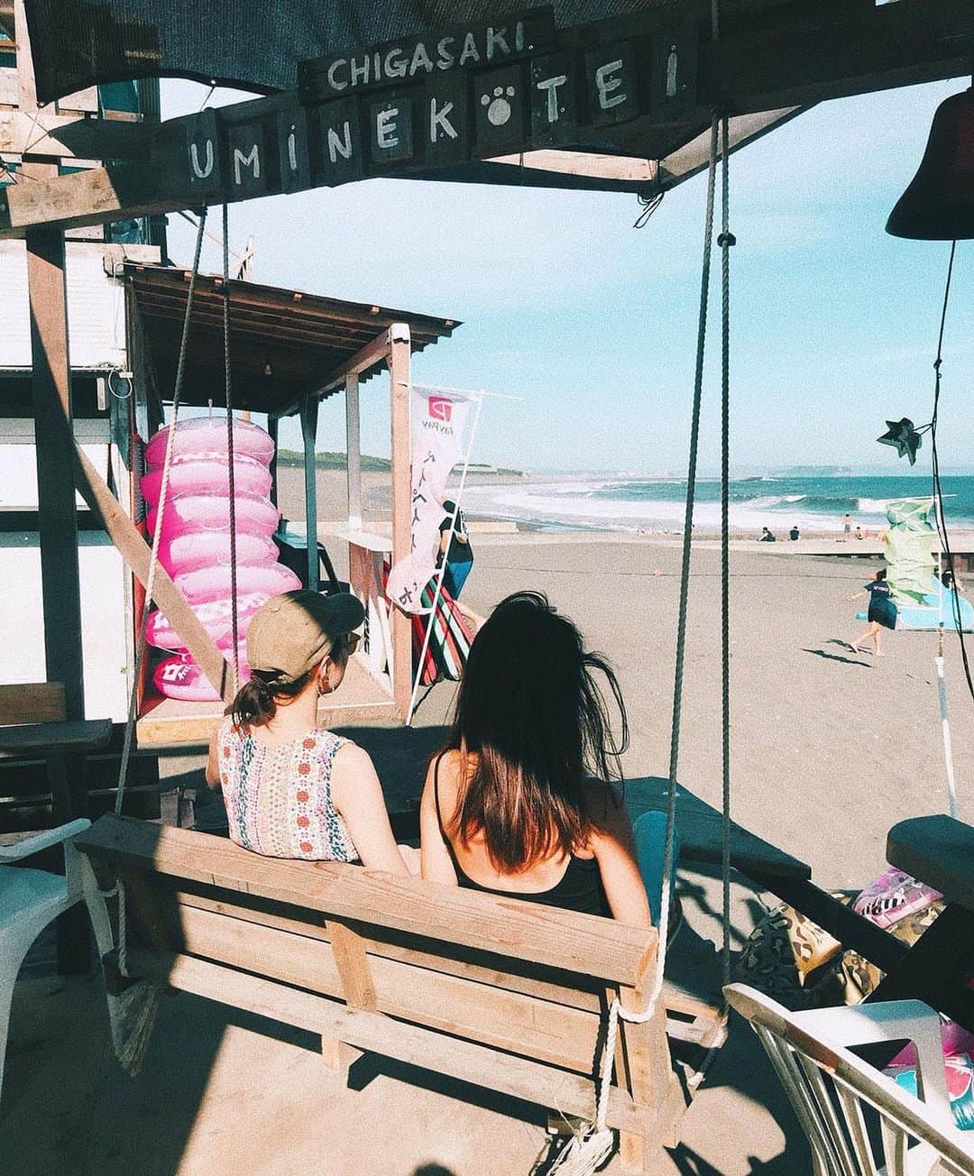 sayocoのインスタグラム：「夏の思い出🏖🌈💗 ・ ブランコ楽しかった〜〜！！ 小学生の時みたいに公園のガチブランコで 一周するんじゃないかくらい思いっきり漕ぎたい🤣 ・ ・ #サザンビーチ茅ヶ崎#海の家#uminekotei#ブランコ#夏の思い出」