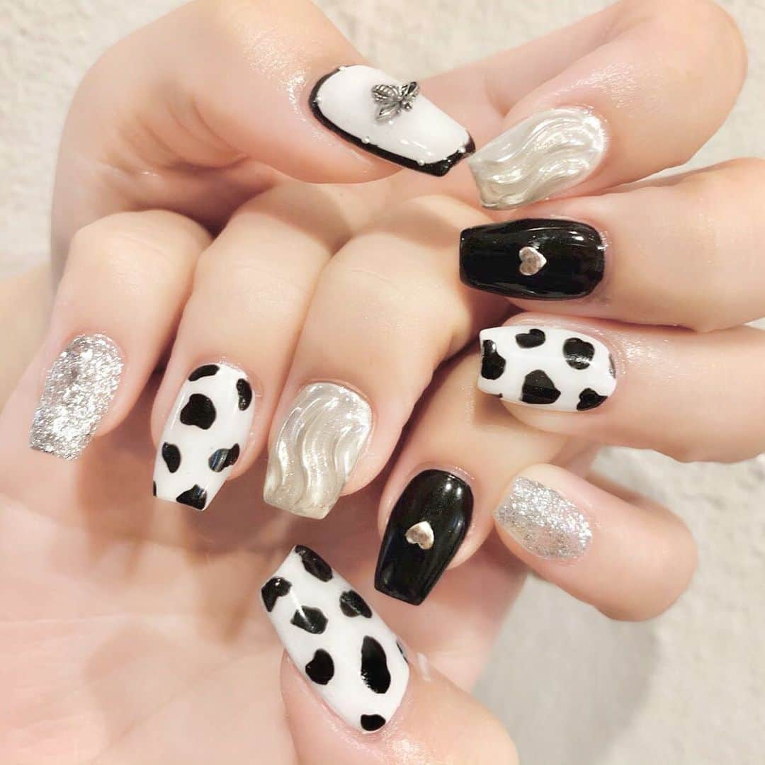 郷杏樹さんのインスタグラム写真 - (郷杏樹Instagram)「. new nailはダルメシアン🐶 またミラーしちゃった😚 ことこさん( @lapis_kotoko ) いつもありがとうございます🍒 . . 【❥クーポン】 杏樹のSNSを見ました！で、 ワンカラー、ラメグラデ→✧¥5,500✧ カラーグラデーション→✧¥6,000✧ GELやり放題→✧¥9,500✧ . . ❤︎オフ無料！コーティング込み！ (※ご新規様のみご利用可能です) . . .*お問い合わせ&ご予約* (☎︎)︎03-5489-5550 住所 〒150-0042 東京都渋谷区宇田川町34-6 M&Iビル B1F . .」8月29日 21時21分 - mini_size0