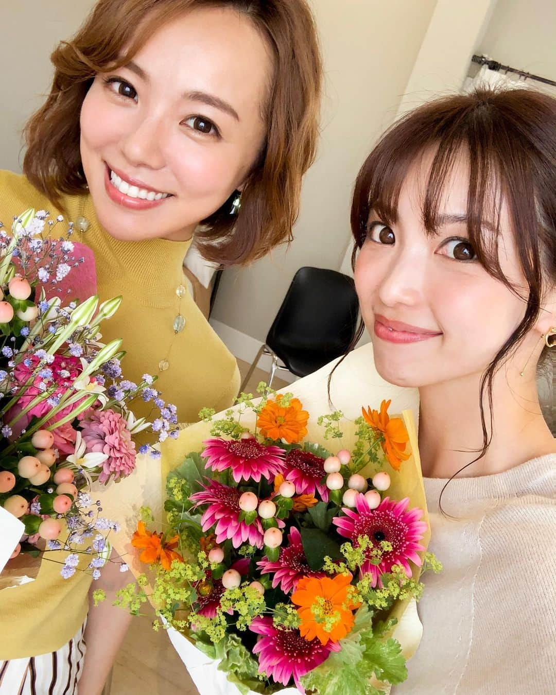 小松あやさんのインスタグラム写真 - (小松あやInstagram)「. 撮影のお仕事の後、 すてきなお花をいただきました〜( ˘͈ ᵕ ˘͈♡) ずっとくんくんしちゃう🐷🐷 ・ ・ 話してたら共通点ありまくりの彩子ちゃん @ayakokida 🤭❤️ こんなところで会うなんて！ 日本せまっ！地球せまっ！！ 鳥肌たったわ〜 あやこあやコンビで頑張りました( 👍ᐛ)👍💕 ・ ・ #お花 #花束 #セルフィー女子 #名コンビ #あやコンビ #撮影 #shooting #撮影終わり」8月29日 21時25分 - i_am_ayakomatsu