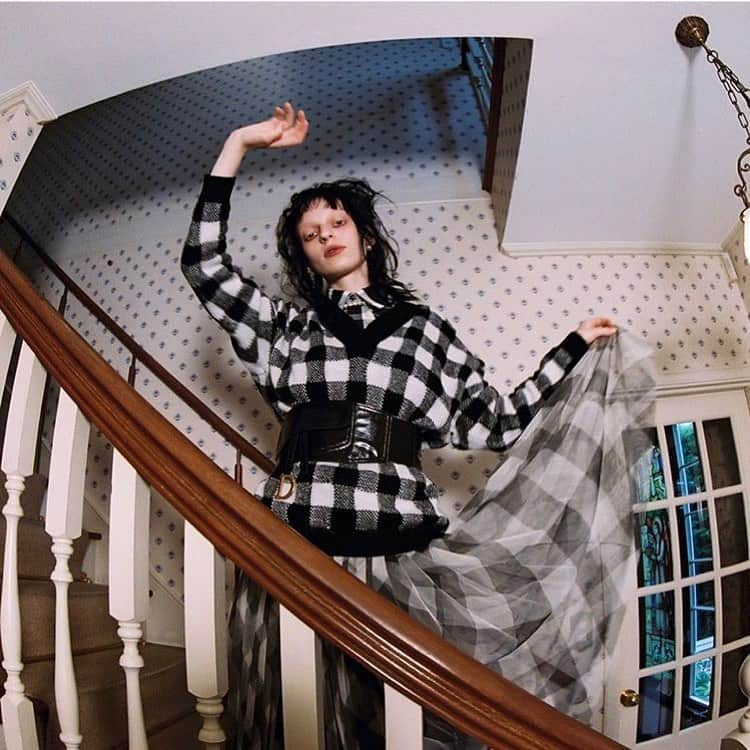 小藪奈央さんのインスタグラム写真 - (小藪奈央Instagram)「@madamefigarojapon film heroine in modern day clothes 🖤 @dior for #beetlejuice iconic dancing scene  Shot by @takako_noel  Model @s_robaszkiewicz  Hair @koichi.n.8822  Make up @yuka_hirac  Fashion Editor Kae Hayashi Styled by me  Assistant @kumeyuna @cedrat_mayuko」8月29日 21時27分 - nao_now