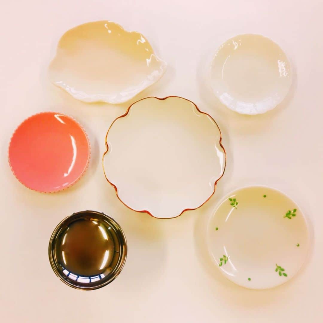 トーラク株式会社のインスタグラム：「. 今日はどのお皿で食べようかな？ . . #トーラク #TORAKU #神戸プリン #プリン #プリン好き #プリンマニア #コンビニスイーツ #コンビニ #スイーツ #スイーツ好き #PUDDING #SWEETS⠀#おやつタイム  #置き画くら部⁣  #置き画 #プリン好きな人と繋がりたい #おうちカフェ #うつわ #お皿 #喫茶店ごっこ #プレート #プリンに合う #プリン専用プレートってあるのかな #プリンに合うお皿」