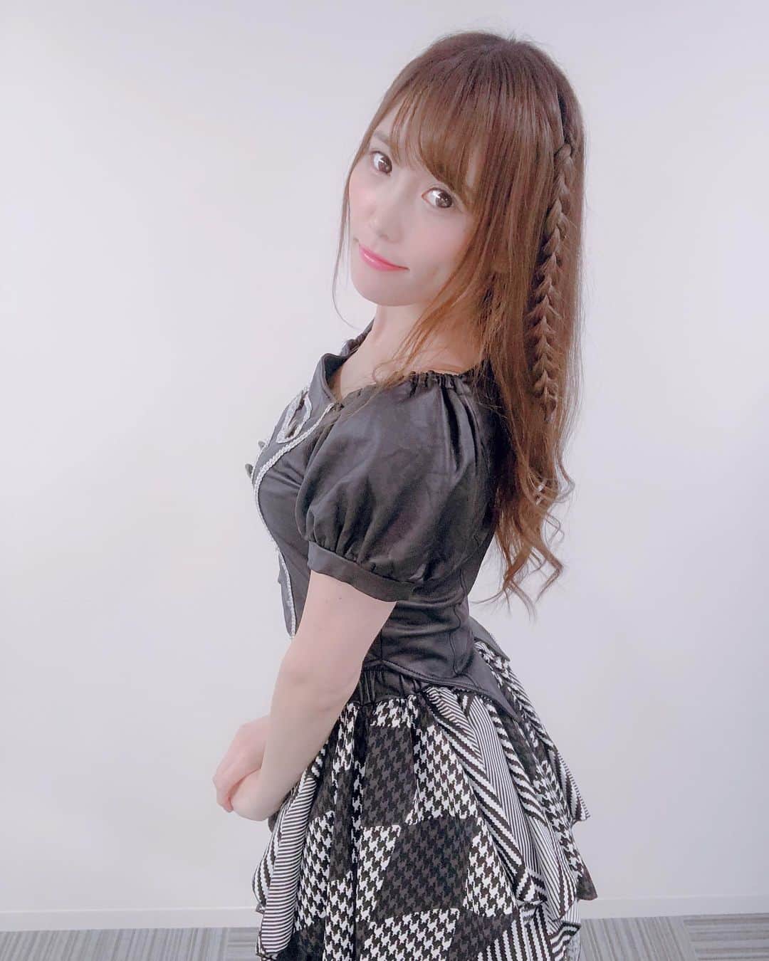 佐野友里子のインスタグラム：「ワンウィさんの衣装借りた時の…♡ やっぱり衣装によって雰囲気変わるよね？ . #らぶどる #ワンウィ #アイドル #アイドル衣装」