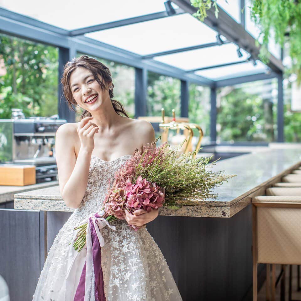 森本奈緒さんのインスタグラム写真 - (森本奈緒Instagram)「ステンドグラスからの光が忘れられない印象的なPLEDGE HALL。新作のドレスも着させていただいたの。 とても嬉しくて感謝をたくさん伝えたいお仕事でした💐 #exexsuites #岐阜#wedding#naowhm」8月29日 21時50分 - naomorimoto