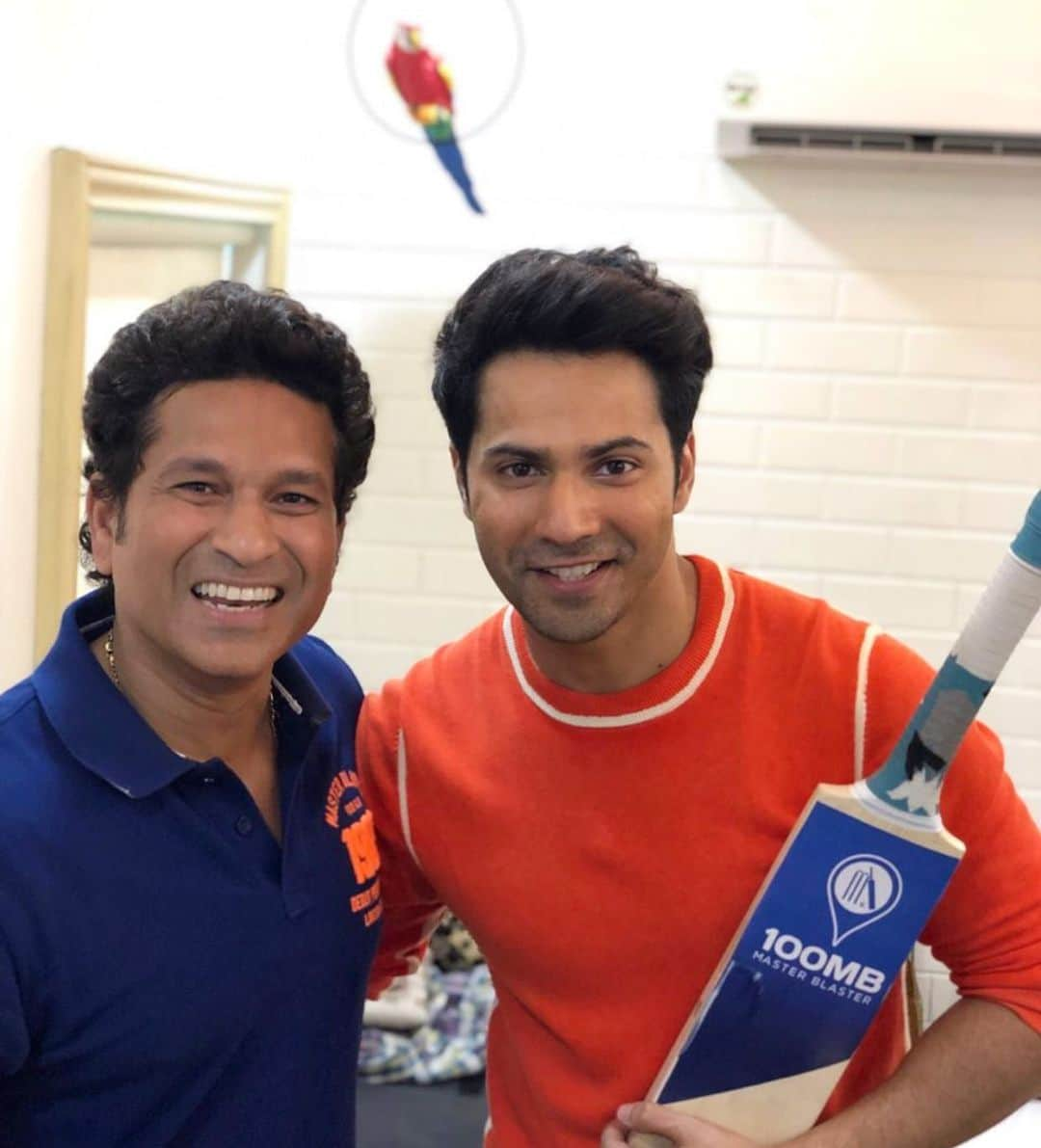 Varun Dhawanさんのインスタグラム写真 - (Varun DhawanInstagram)「Kya lag raha ho sir @sachintendulkar.  Sachin sir I have always felt very close to you like how entire india feels you are ours but also because 24 th April is a date I still have to do a lot of work to live up to」8月29日 21時43分 - varundvn