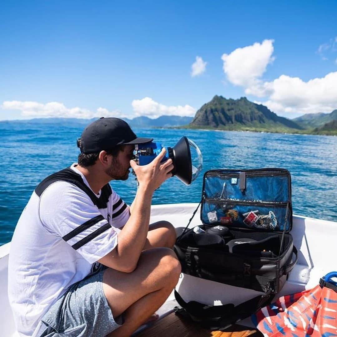 RVCA Japanさんのインスタグラム写真 - (RVCA JapanInstagram)「RVCA x @zaknoyle Duffel Bag || 世界で最も注目される水中フォトグラファー @zaknoyle によりゼロから設計された Bag はもう Check 済み？ || 大切なカメラや機材が安全に運べる耐久性はもちろん、撥水、収納力も◎ || 機内持ち込み可能なサイズがまた嬉しい || 詳細はプロフィールのリンクより || @rvcasurf #RVCA #balanceofopposites」8月29日 21時45分 - rvcajapan