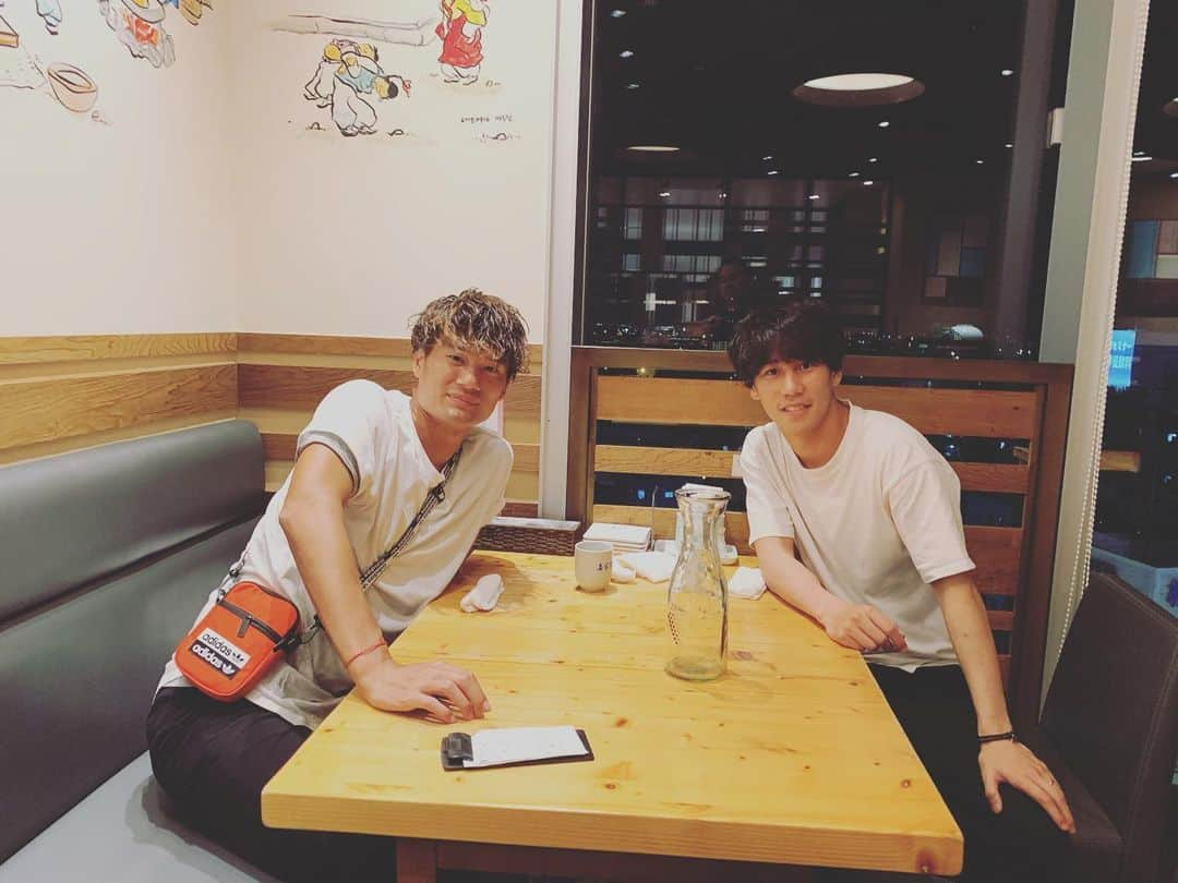 山下達也さんのインスタグラム写真 - (山下達也Instagram)「初めてのインスタ！ アタルと韓国料理食べながら、インスタの勉強🙂  #初めてのインスタ #柏レイソル #江坂任 #山下達也」8月29日 21時45分 - yamagozero