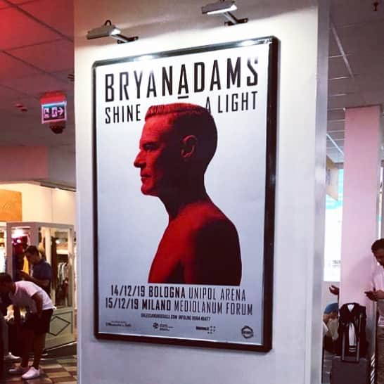 ブライアン・アダムスさんのインスタグラム写真 - (ブライアン・アダムスInstagram)「Shine A Light tour poster in Pisa airport today for our Italian shows in December! #bryanadamsshinealight #italia #🍝」8月29日 21時47分 - bryanadams