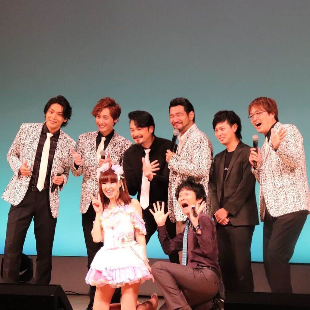 楠見大輔さんのインスタグラム写真 - (楠見大輔Instagram)「純烈さんのコンサートで前説さてもらいました。 むちゃくちゃ楽しかったですしほんまにカッコよかった！ その後、はつだと飲みに行って何故か今は兄さんらと釣りに来てます。」8月29日 21時49分 - kusumid