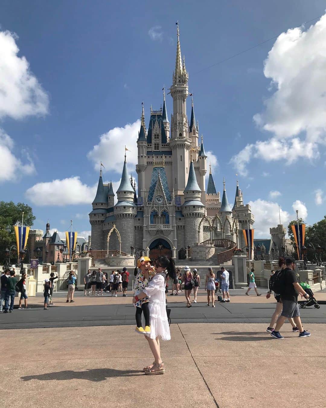 tiahy__のインスタグラム：「Disney’s Magic Kingdom. . . . 一番taiaを連れて行きたかった場所. . . . 公表はしていなかったのですが. 一年ほど前、taiちゃんの小さな身体に、小さな病気が見つかりました. . 先天性ではありません. 命に別状はありませんが. . 私はtaiちゃんの居ない場所で、たくさんたくさん泣きました. . . . まだ経過をみていく必要はありますが、 もう今は元気いっぱいです. . . . . 毎日くしゃっとした笑顔で元気いっぱい駆け回る息子. 誰にでも優しくて、人懐っこく、正義感が強い息子. . . . . この子は絶対 強くなる. 私はそう思っています. . . だからこそ、この地に連れて来たかった. . . これからも、たくさんたくさんいろんな世界を見せてあげたい. . 産まれてきてよかった！と. 心と体で感じてもらえるように、 . . . たくさんの愛を感じてもらえるように. . . . また戻ってこようね♡. 最高の場所. #wdw#mickey_taia#waltdisneyworld#magickingdom#taiacostume#disney#disneybaby#disneykids#disneyfamily#mickeymouse . . アメリカでたくさん褒められたワンピース👗お気に入り♡#isabelmarant  イヤーハットが可愛すぎて、taiちゃんのイヤーハットコレクションがたくさん.」