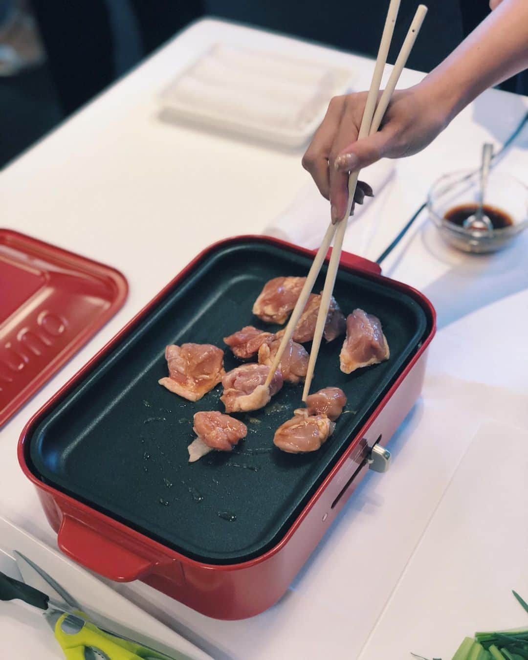 原田沙奈子さんのインスタグラム写真 - (原田沙奈子Instagram)「ワタシは食べる事が好き。 （ちなみに家族みんな食べる事が好き） そして、好きな人と一緒に作って食べるのはもっと好き。 日々の食事を大切にして栄養やバランスも考えて充実したものにしたい。 けど、食べる事は毎日のこと。 その毎日の事がとても大変なのも事実。 そんな時に頼りになるヨシケイの美味しい宅配サービス。 新商品「コツコツごはん」の発表会でチーズタッカルビのレシピを体験したら、簡単で美味しくて最高だった！ 届いた具材を切って炒めて混ぜるだけ。 アンバサダーの白石美帆さんが考案されたメニューはママにもお仕事で忙しい女性にもおじいちゃんもおばあちゃんにも（もちろん働く男性にも！）ちょこっとエコなアイディアが盛り込まれていて毎日作りたいものばかり。←役立つこと間違いなし ちなみに！メニューはヨシケイに在籍する栄養士さんが考案しているから安心😊 @yoshikeigroups  #コツコツごはん#ヨシケイ#PR#プチママ20周年#時短レシピ」8月29日 21時53分 - sanakoharada