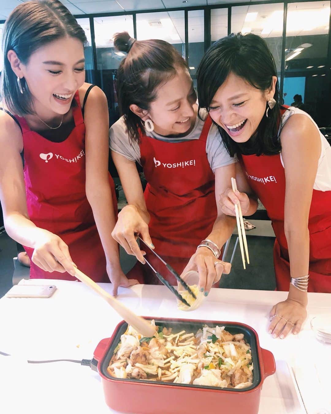原田沙奈子さんのインスタグラム写真 - (原田沙奈子Instagram)「ワタシは食べる事が好き。 （ちなみに家族みんな食べる事が好き） そして、好きな人と一緒に作って食べるのはもっと好き。 日々の食事を大切にして栄養やバランスも考えて充実したものにしたい。 けど、食べる事は毎日のこと。 その毎日の事がとても大変なのも事実。 そんな時に頼りになるヨシケイの美味しい宅配サービス。 新商品「コツコツごはん」の発表会でチーズタッカルビのレシピを体験したら、簡単で美味しくて最高だった！ 届いた具材を切って炒めて混ぜるだけ。 アンバサダーの白石美帆さんが考案されたメニューはママにもお仕事で忙しい女性にもおじいちゃんもおばあちゃんにも（もちろん働く男性にも！）ちょこっとエコなアイディアが盛り込まれていて毎日作りたいものばかり。←役立つこと間違いなし ちなみに！メニューはヨシケイに在籍する栄養士さんが考案しているから安心😊 @yoshikeigroups  #コツコツごはん#ヨシケイ#PR#プチママ20周年#時短レシピ」8月29日 21時53分 - sanakoharada