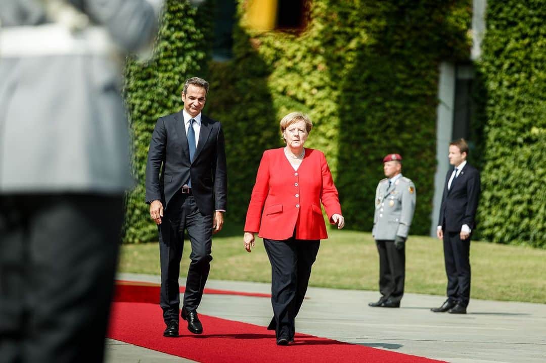 アンゲラ・メルケルさんのインスタグラム写真 - (アンゲラ・メルケルInstagram)「🇩🇪🇬🇷 Es gibt eine Vielzahl gemeinsamer Aspekte, die wir bilateral weiterentwickeln können. Ich freue mich auch auf die Zusammenarbeit innerhalb der #EU, wo wir viele gemeinsame Überzeugungen teilen – so Kanzlerin Merkel beim Antrittsbesuch des griechischen Ministerpräsidenten Kyriakos Mitsotakis im Kanzleramt. --- There are many common aspects that we can further develop bilaterally. I am also looking forward to cooperation within the #EU, in that we share many common convictions - Chancellor Merkel said during the inaugural visit of Greek Prime Minister @kyriakos_ to the #Bundeskanzleramt. #greece #germany #cooperation #europeanunion」8月29日 21時54分 - bundeskanzlerin