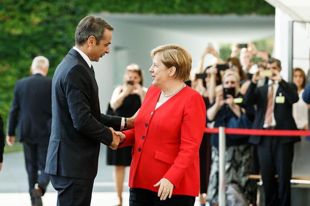 アンゲラ・メルケルさんのインスタグラム写真 - (アンゲラ・メルケルInstagram)「🇩🇪🇬🇷 Es gibt eine Vielzahl gemeinsamer Aspekte, die wir bilateral weiterentwickeln können. Ich freue mich auch auf die Zusammenarbeit innerhalb der #EU, wo wir viele gemeinsame Überzeugungen teilen – so Kanzlerin Merkel beim Antrittsbesuch des griechischen Ministerpräsidenten Kyriakos Mitsotakis im Kanzleramt. --- There are many common aspects that we can further develop bilaterally. I am also looking forward to cooperation within the #EU, in that we share many common convictions - Chancellor Merkel said during the inaugural visit of Greek Prime Minister @kyriakos_ to the #Bundeskanzleramt. #greece #germany #cooperation #europeanunion」8月29日 21時54分 - bundeskanzlerin