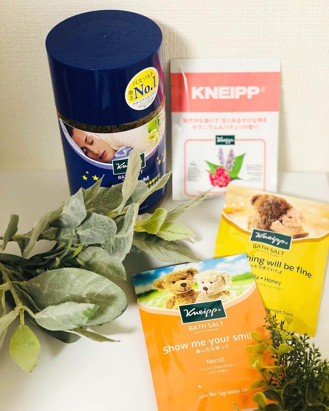 のインスタグラム：「こんばんは！ : 先日のフルマラソン後は沢山の方に体大丈夫ですか⁇とご心配のご連絡をいただきありがとうございました！ : メッセージを見るたび皆さん、 本当に優しいなぁといつも感謝です。 : 実際にどうだったかというと… MKチーム。見事に笑ってしまうほどズタボロでした！笑 （3枚目の写真足がパンパン） : でも ありがたい事に北海道でもお仕事をさせて頂いたので、 しっかりとお仕事がこなせるように体のケアをする為、 夜は お風呂にお湯をためて 「クナイプ グーテナハト バスソルト」 を入れて暖まりました☆ : 体を芯から温めてくれるし、 何より香りと色が癒し効果大です！ : 眠る時も疲れているのに、 体が痛くて眠れなかったのですが、 「クナイプ グーテナハト バスソルト」に入って体をマッサージしたらぐっすり眠れて気づいたら朝でした☆ : 体のケア大事ですね！ ゴールまで頑張ってくれた足に感謝して。 今日も眠ります！ 皆さんも、いつも沢山の優しいお声がけをありがとうございます！ : 明日もよろしくお願い致します☆ @kneipp_japan : #PR #クナイプ #kneipp #グーテナハト #バスソルト」