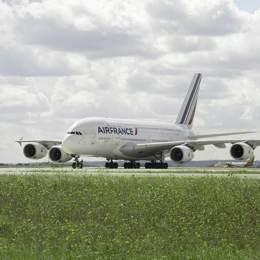 エールフランスのインスタグラム：「And then, we took off to even bluer skies.  Ensuite, nous nous sommes envolés vers des ciels encore plus bleus. #AirFrance #Franceisintheair」