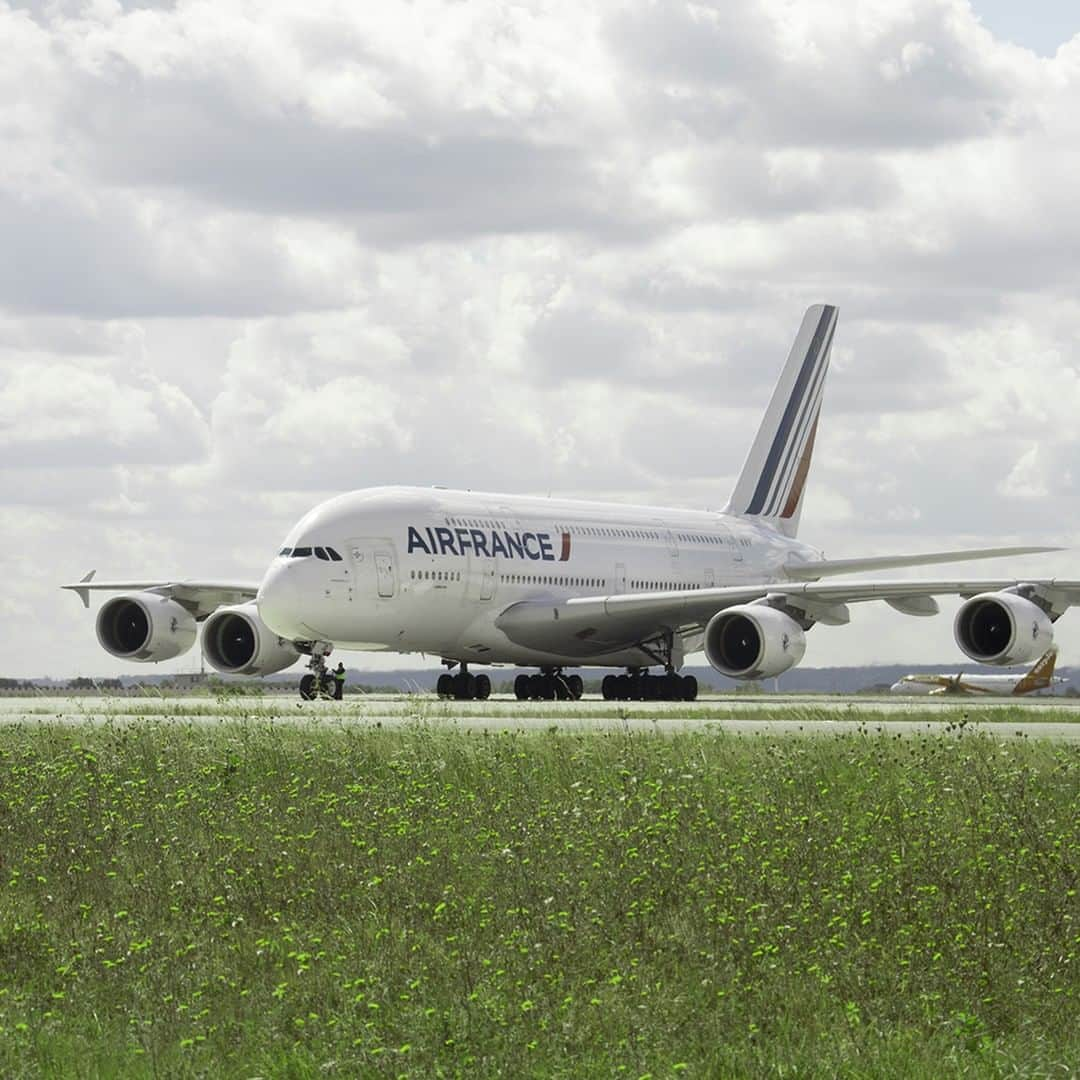 エールフランスさんのインスタグラム写真 - (エールフランスInstagram)「And then, we took off to even bluer skies.  Ensuite, nous nous sommes envolés vers des ciels encore plus bleus. #AirFrance #Franceisintheair」8月29日 22時01分 - airfrance