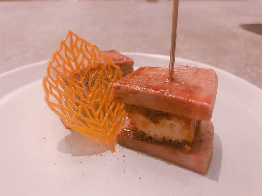 増田愛里菜のインスタグラム：「オニークトーキョー 🥩🥩🥩 @oniquetokyo . . お店からは東京タワー見えてて凄かった🥺🗼✨ . . 大人の女子会にもってこいのお店🥂💕 . . #オニークトーキョー #グルメ #ランチ #ディナー #東京グルメ #肉 #お肉 #肉寿司 #シャトーブリアン #food #foodie #foodstagram #gourmet #tokyo #食べかけに見えるけど食べかけじゃないよ」