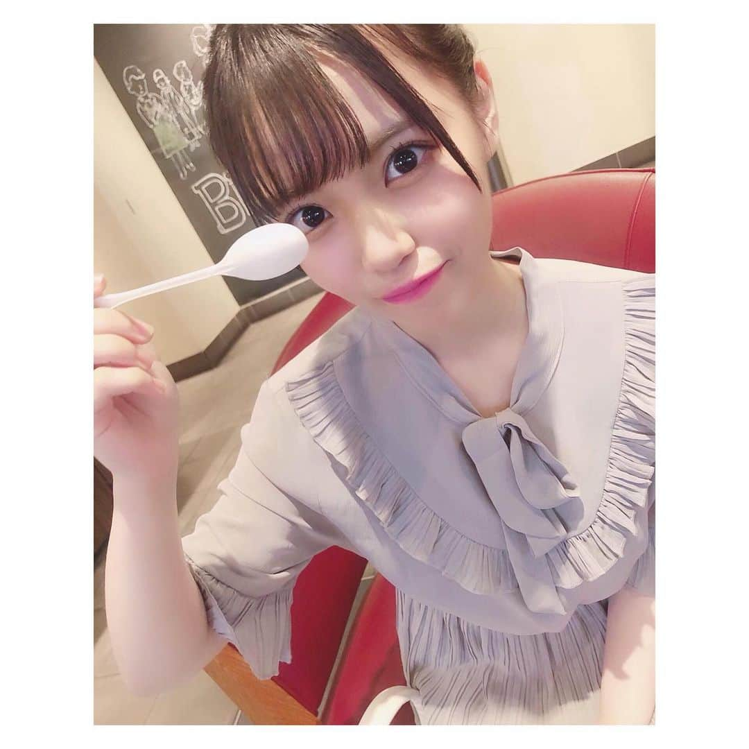 岩田陽菜さんのインスタグラム写真 - (岩田陽菜Instagram)「#キャラメルスモアフラペチーノ 今日で終わっちゃうの悲しい🥺💕﻿ ﻿ 3回飲んだ〜☺️💕💕﻿ ﻿ この間は #ひよこ 描いてくれました！🐣﻿ うれぴよちゃん！！🐤🐥🍫💛﻿ ﻿ ﻿ #starbucks #スタバ #スターバックス #スタバ新作 #フラペチーノ #chocolate #caramel #マシュマロ #甘党 ﻿ #ヘアアレンジ #編み込み #ポニーテール」8月29日 22時02分 - hina_naso_stu48