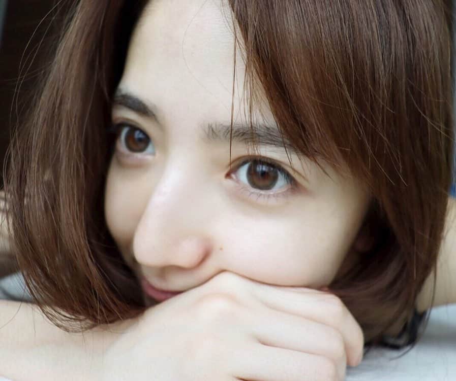 平木愛美のインスタグラム：「FAVORにて、先日撮影した肌ラボ極潤さんを使ったスキンケアの記事が配信されています🌿💛 これひとつでスキンケアが完了するから、とっても楽！ 濃厚なぷるぷるゲルでもっちり感が気持ち良い。 美白＆保湿ケア…♡ #秒で美白ケア #肌ラボ #極潤 #美白パーフェクトゲル #美白　#オールインワン #素肌  @favor_official」