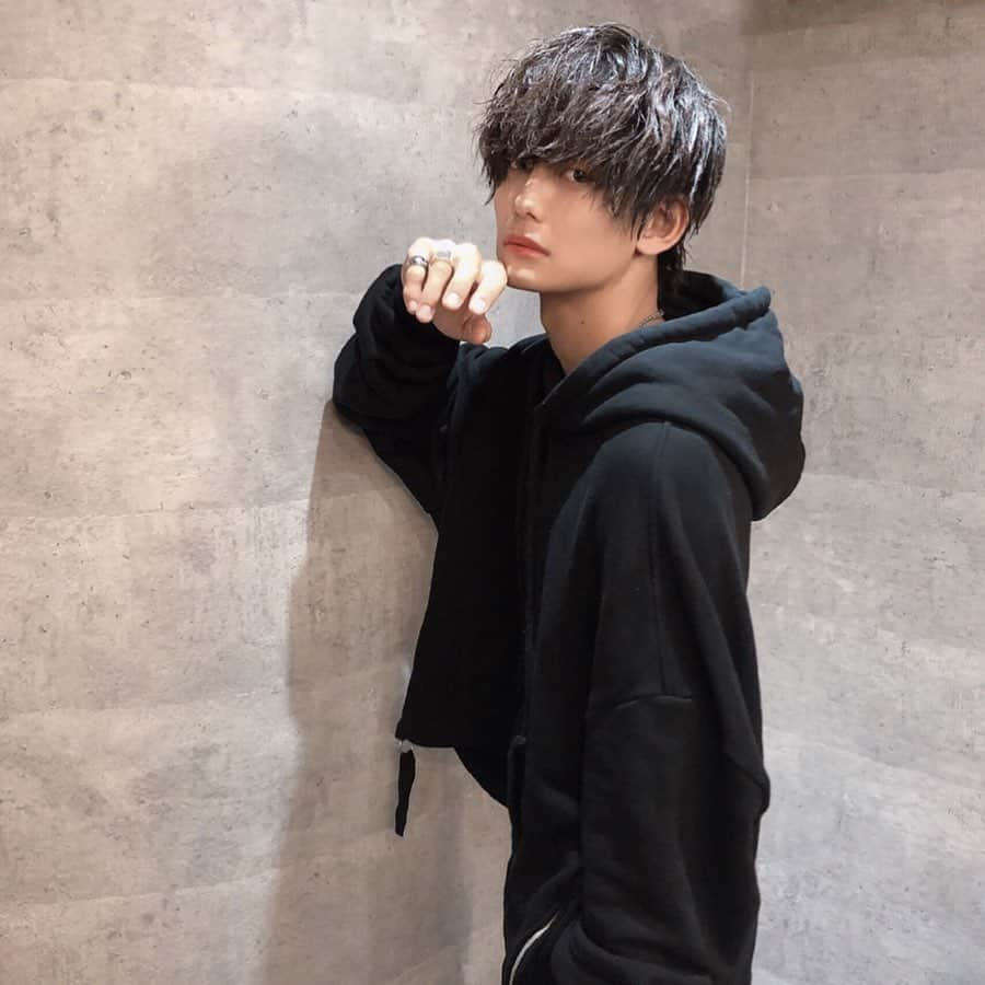 齋藤正太さんのインスタグラム写真 - (齋藤正太Instagram)「new hair  無造作ウルフ  どんどんかっこよくなる @wear_kei さん  彼のデザインする服は 全てセンスがいいです。  こんなに素敵な人柄 且つイケメンはなかなかいません  是非コーデの参考にもしてみてください🙇‍♂️ 美容師 #マッシュ#メンズヘア #メンズカット#韓国好きな人と繋がりたい #パーマ#スパイラルパーマ#ツイストパーマ#防弾少年団好きな人と繋がりたい #マッシュウルフ#メンズカラー#美容師#韓国ファッション#おしゃれさんと繋がりたい #ウルフカット #ullzangboy #前下がりショート #셀카#韓国ヘア #패션#メンズパーマ」8月29日 22時03分 - signal8756