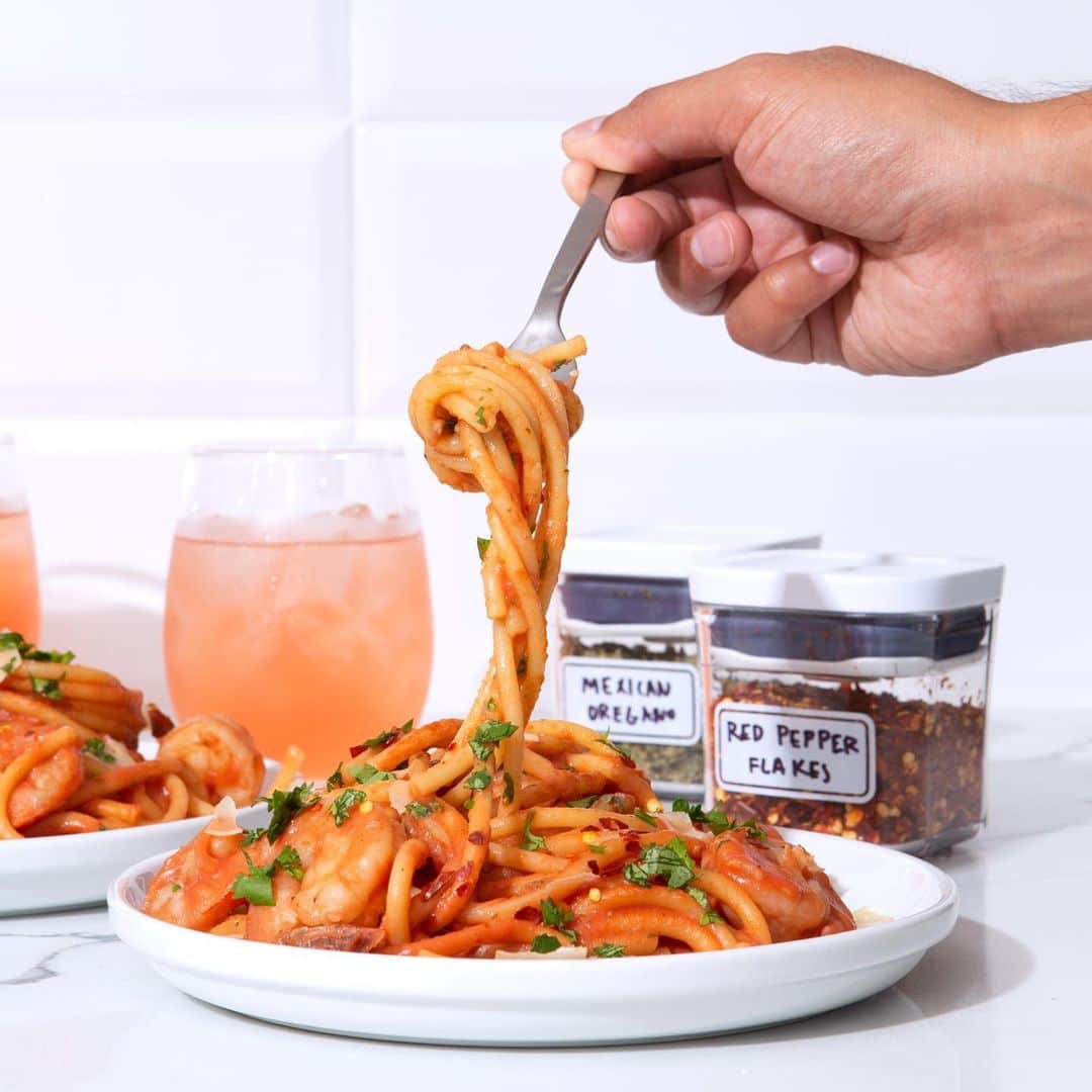 OXOさんのインスタグラム写真 - (OXOInstagram)「@chicanoeats gave his pantry a makeover and put a POP in this one-pot chipotle shrimp pasta. Swipe through for the full reveal.」8月29日 22時04分 - oxo