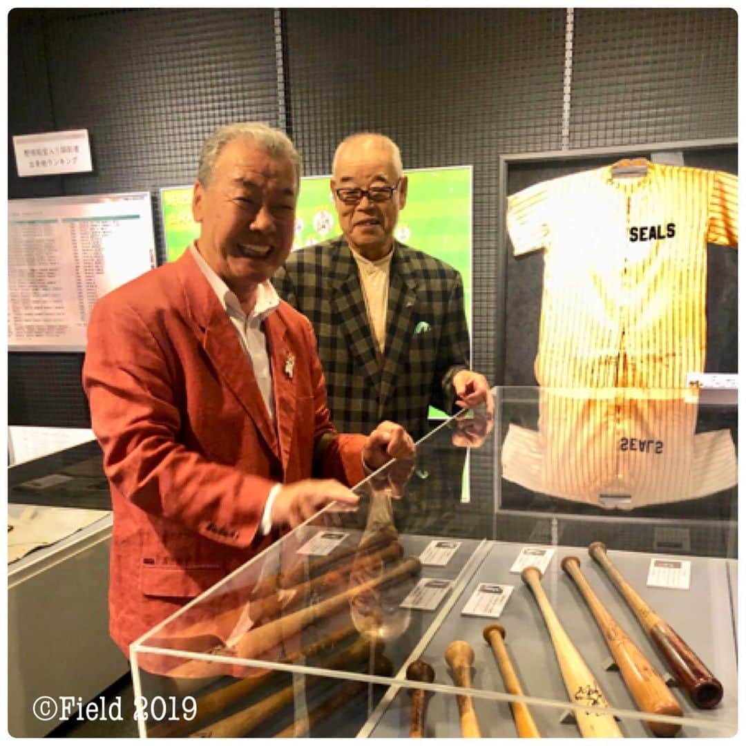 福本豊のインスタグラム：「こんにちわ 甲子園は雨で中止になってしまいましたね。 今のタイガースに大切なことはまず「気持ちを切らないこと」やね。 明日からは巨人ー横浜ー広島と上位３球団との戦いです。 今シーズン最後の踏ん張りどころ！まだまだCSへの可能性は消えてないよ。 さて、今日の写真はなかなか珍しい写真です。門田博光氏とのツーショット（以下、カドやんと呼ばせてもらいます） これは先日東京の野球博物館で撮ったものです。 カドやんは同級生で、ライバルで、麻雀仲間で、コーチと選手という関係でもありました。 いっとき体調を崩して心配したけどこの写真の時に久しぶりに会って元気そうで嬉しかった。 そんなカドやんが９月９日（月曜日）に大阪、宗右衛門町でトークショーをやるそうです。 司会のライターの谷上史朗くんは、彼がスポーツライターになる時にちょっと背中を押させてもらった（と自負）ご縁があります。きっと「そんなことあったんや！」とか「あの時はそうやったんか！」みたいな話が聞けると思います。 お時間あったら行ってみてください。 そしてボクは…ドラゴンゲートの皆さんと仲良くしてもらいこの度…ついに…９月26日（木曜日）に一緒に戦わせてもらうことになりました！！！！！！！……もちろん「野球」ですよ。 詳しくは独立リーグ「ゼロロクブルズ」さんのホームページで！ https://t.co/cmvC1tGJb3 さすがに盗塁は無理やろな…1066個目狙おかな…ちょっとトレーニングしよ（笑） ゼロロクブルズの村田辰美監督（元近鉄バファローズ）、桜井広大コーチ（元阪神タイガース）と会えるのも楽しみです。 #気持ちを切らないこと #今シーズン最後の踏ん張りどころ #CSの可能性は消えてない #門田博光 氏 #同級生でライバルで麻雀仲間でコーチと選手 #ホームランの打ち方教えます #谷上史朗 くん #ドラゴンゲート #MaxiMuM #吉野正人 選手 #ドラゴンキッド 選手 #NATURALVIBES #堀口元気 選手 #Kzy 選手 #横須賀ススム 選手 #ゼロゼロブルズ #チャリティーマッチ #村田辰美 監督 #桜井広大 コーチ #さすがに盗塁は無理やろな #1066個目狙おかな #ちょっとトレーニングしよ #野球じーさん #朝日放送 #サンテレビ #おは土 #暫定野球界最高齢インスタグラマー #阪急ブレーブス #背番号７ #福本豊」