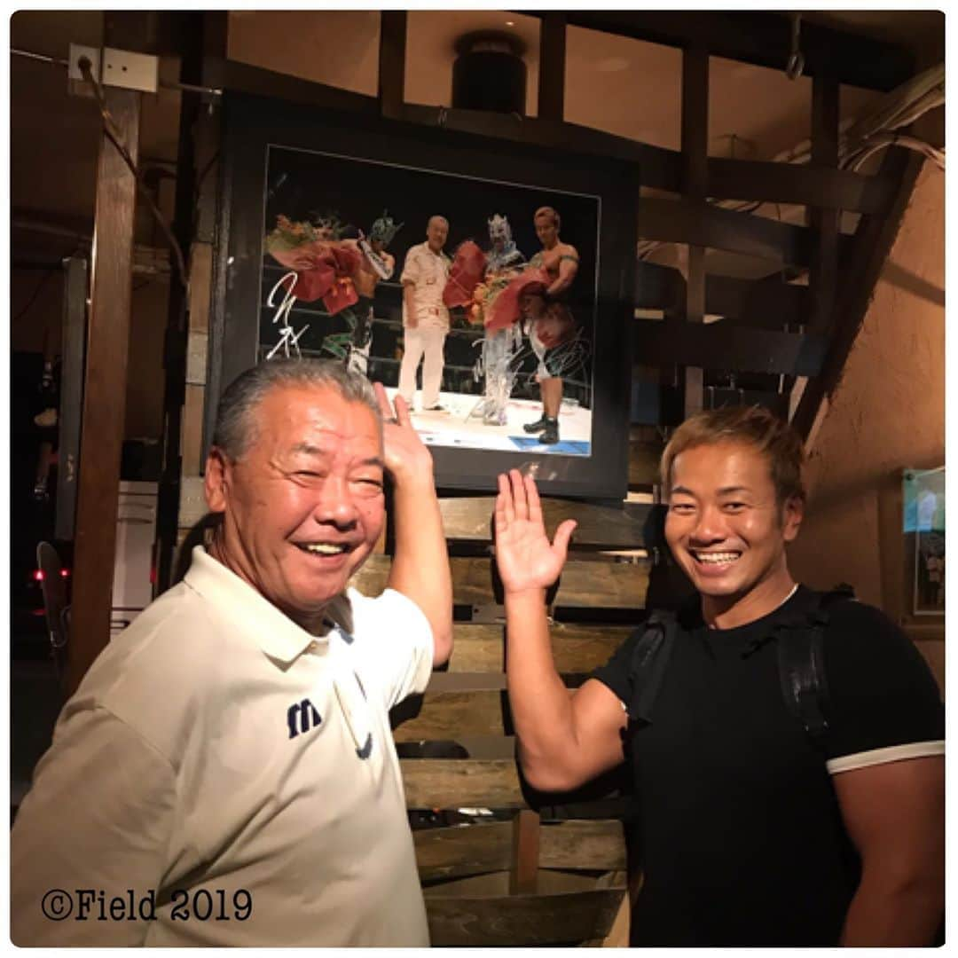 福本豊さんのインスタグラム写真 - (福本豊Instagram)「こんにちわ 甲子園は雨で中止になってしまいましたね。 今のタイガースに大切なことはまず「気持ちを切らないこと」やね。 明日からは巨人ー横浜ー広島と上位３球団との戦いです。 今シーズン最後の踏ん張りどころ！まだまだCSへの可能性は消えてないよ。 さて、今日の写真はなかなか珍しい写真です。門田博光氏とのツーショット（以下、カドやんと呼ばせてもらいます） これは先日東京の野球博物館で撮ったものです。 カドやんは同級生で、ライバルで、麻雀仲間で、コーチと選手という関係でもありました。 いっとき体調を崩して心配したけどこの写真の時に久しぶりに会って元気そうで嬉しかった。 そんなカドやんが９月９日（月曜日）に大阪、宗右衛門町でトークショーをやるそうです。 司会のライターの谷上史朗くんは、彼がスポーツライターになる時にちょっと背中を押させてもらった（と自負）ご縁があります。きっと「そんなことあったんや！」とか「あの時はそうやったんか！」みたいな話が聞けると思います。 お時間あったら行ってみてください。 そしてボクは…ドラゴンゲートの皆さんと仲良くしてもらいこの度…ついに…９月26日（木曜日）に一緒に戦わせてもらうことになりました！！！！！！！……もちろん「野球」ですよ。 詳しくは独立リーグ「ゼロロクブルズ」さんのホームページで！ https://t.co/cmvC1tGJb3 さすがに盗塁は無理やろな…1066個目狙おかな…ちょっとトレーニングしよ（笑） ゼロロクブルズの村田辰美監督（元近鉄バファローズ）、桜井広大コーチ（元阪神タイガース）と会えるのも楽しみです。 #気持ちを切らないこと #今シーズン最後の踏ん張りどころ #CSの可能性は消えてない #門田博光 氏 #同級生でライバルで麻雀仲間でコーチと選手 #ホームランの打ち方教えます #谷上史朗 くん #ドラゴンゲート #MaxiMuM #吉野正人 選手 #ドラゴンキッド 選手 #NATURALVIBES #堀口元気 選手 #Kzy 選手 #横須賀ススム 選手 #ゼロゼロブルズ #チャリティーマッチ #村田辰美 監督 #桜井広大 コーチ #さすがに盗塁は無理やろな #1066個目狙おかな #ちょっとトレーニングしよ #野球じーさん #朝日放送 #サンテレビ #おは土 #暫定野球界最高齢インスタグラマー #阪急ブレーブス #背番号７ #福本豊」8月29日 22時04分 - yutakafukumoto_official