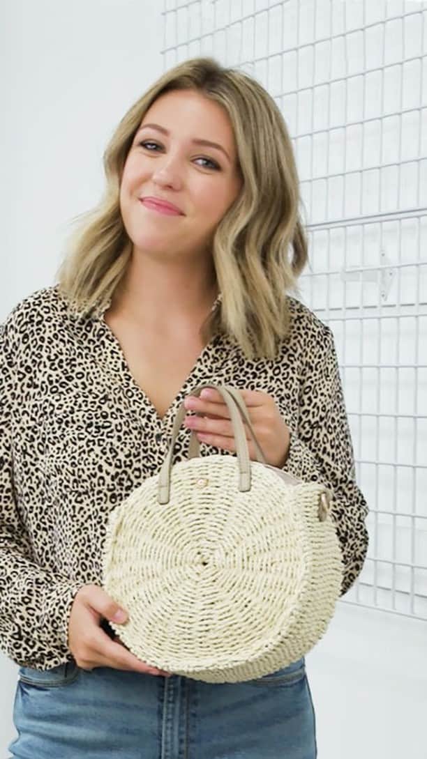 ロック&リパブリックのインスタグラム：「Our intern Anna is low-key obsessed with fashion, so we obviously had to make a video. Check out the styles she can’t wait to wear on campus this fall, including camo joggers, a houndstooth blazer, a circle bag, all the stripes, color-pop slides, animal print and more. Find it all at Kohl’s or on Kohls.com: https://cur.lt/2ZzjTRg」