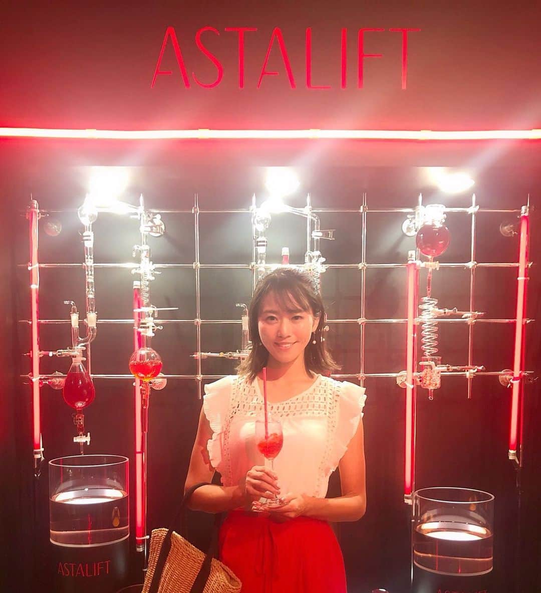 のインスタグラム：「こんばんは 9/1に発売になる 【ASTALIFT JELLY AQUARYSTA】 のイベントに行ってきました。 . 以前のものから知っていたんですが、、今回は【世界最小 ヒト型ナノセラミド】ということで更に更にパワーアップ！ . 洗顔後に使用すると次に使う化粧水などの浸透がアップ！グングンお肌に入っていきます。 使ってモチモチ肌を目指したいです♩ . 会場はオシャレなラボになっていてワクワクしました☺️ . . #ASTALIFT #ASTALIFTLAB #アスタリフト #アスタリフトラボ #アスタリフトジェリー #土台美容液 #スキンケア」