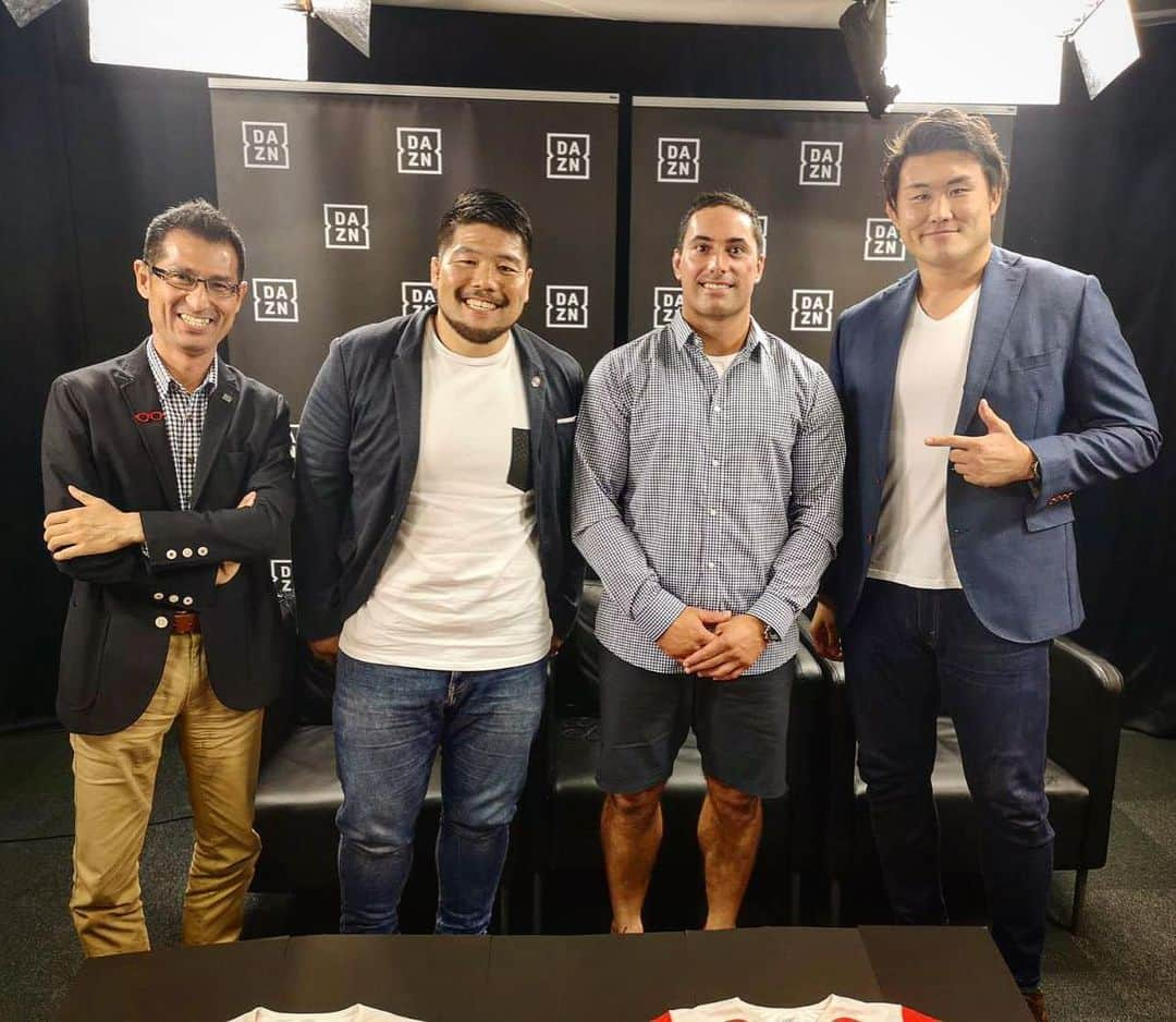 畠山健介さんのインスタグラム写真 - (畠山健介Instagram)「DAZN(@dazn_jpn )さんでお仕事！ 谷口アナウンサー(@hiroaki.taniguchi.758 )、 カベちゃん(@makaberian5 )、 ヘスケス(@karnage055 )、 4人で4年前の南アフリカ戦🇿🇦を振り返りました！ 最後の逆転トライをしたヘスケス本人から聞く当時の心境、状況は超絶レアです！  #ラグビー#Rugby #令和 #Reiwa #DAZN #ダゾーン #DAZNラグビー #Rewind  #真壁伸弥 #カーンヘスケス #KarneHESKETH #谷口廣明 #アナウンサー #4年前 #南アフリカ戦 #振り返り #RWC2015 #RWC2019」8月29日 22時15分 - hatake03