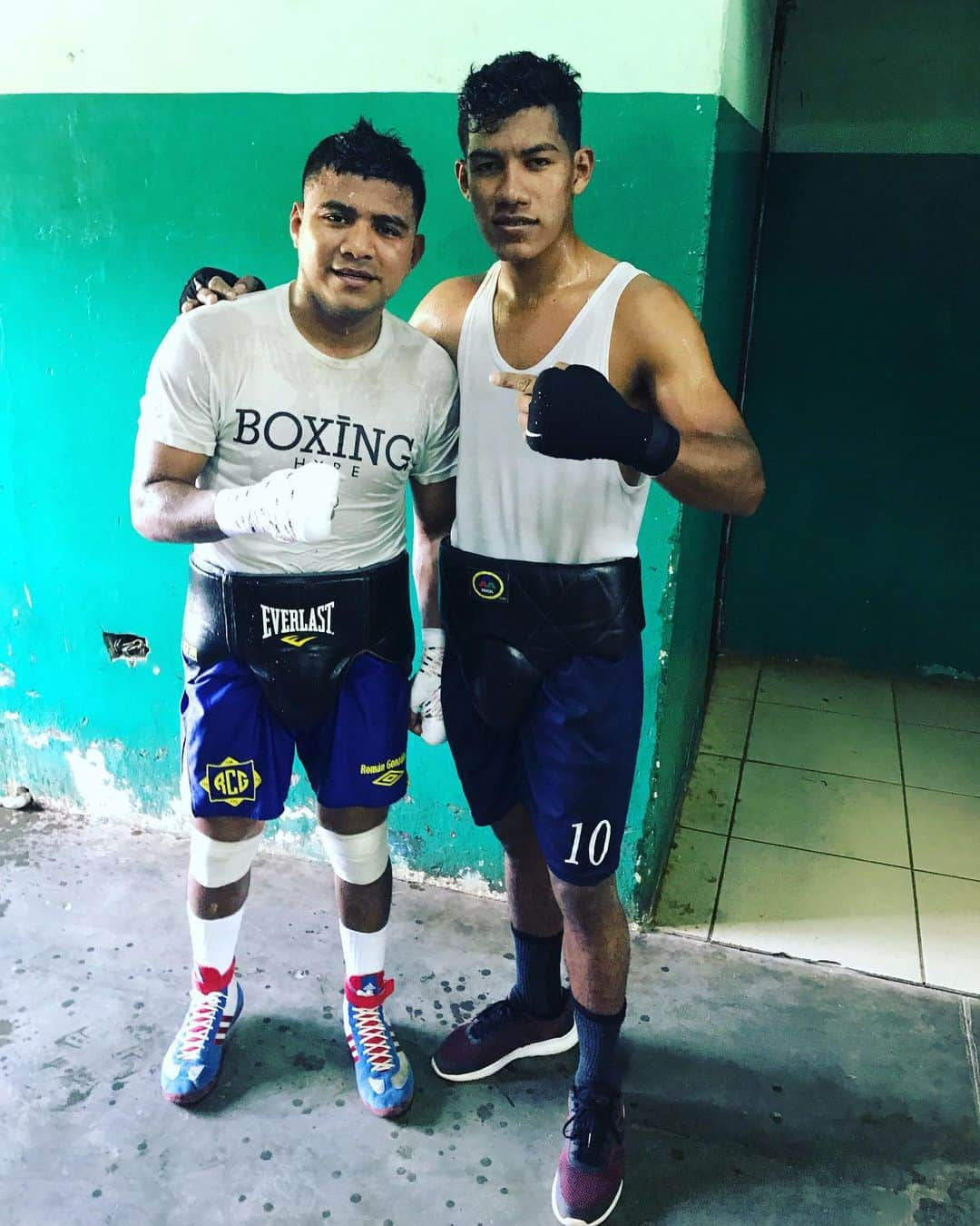 ローマン・ゴンサレスさんのインスタグラム写真 - (ローマン・ゴンサレスInstagram)「Con mi amigo y compañero de sparring, Jeovanny Tellez, gracias por toda tu entrega y todos los rounds. Dios te siga bendiciendo y guiando hacia la victoria siempre.」8月29日 22時17分 - chocolatito87