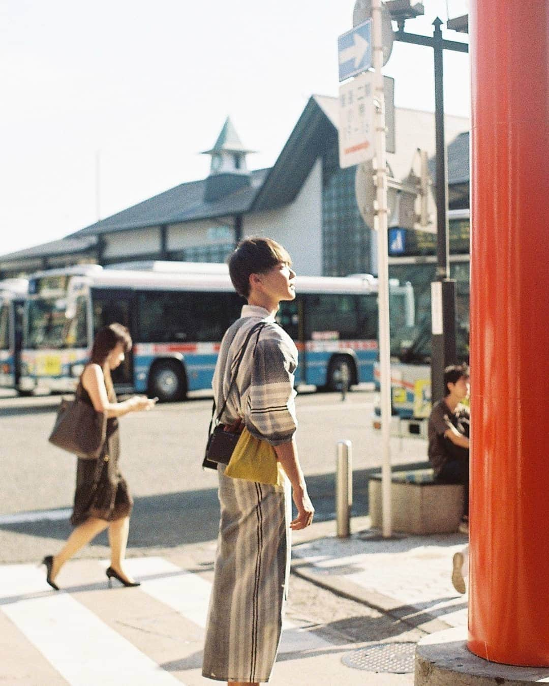 もろんのんさんのインスタグラム写真 - (もろんのんInstagram)「お気に入りの構図・色味の時に限って、モデルが目を瞑ってたりするフィルムあるある(1枚目)。ご愛嬌。 . 今日からハワイへ5日間くらい行ってきます✈🌺 新しく手に入れた #osmopocket3 を使って動画チャレンジしてみるので、ストーリーお楽しみに✨ . 📷PENTAX SP/supertakumar f1.4 50mm」8月29日 22時21分 - moron_non