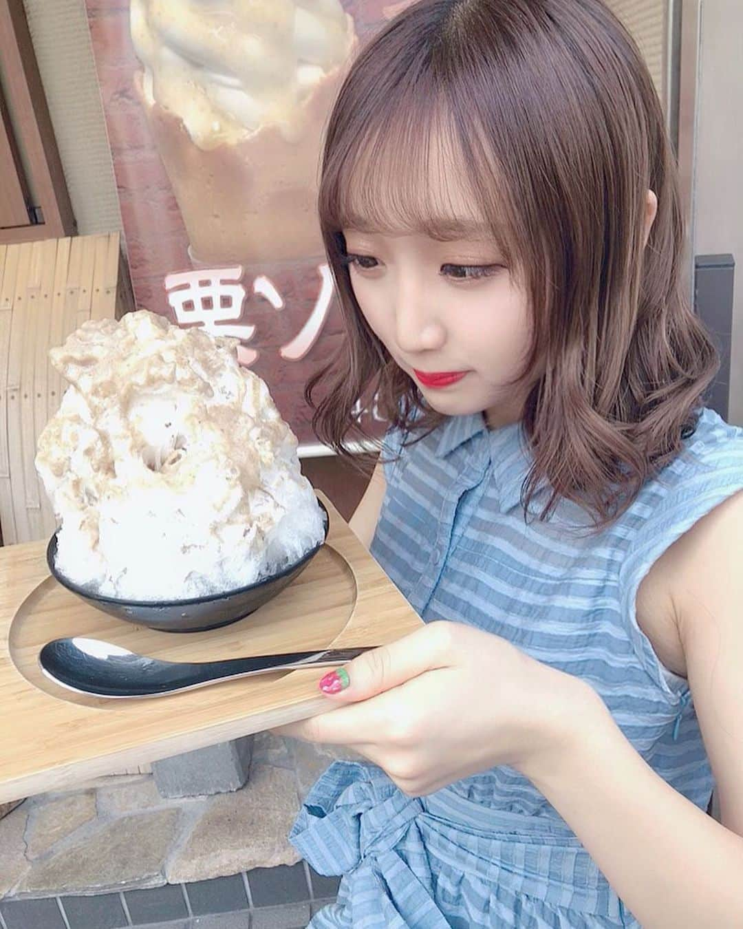 星野麻里愛さんのインスタグラム写真 - (星野麻里愛Instagram)「栗のかきごおり🌰  #天津甘栗 #栗 #かきごおり #かき氷 #栗氷  #ミディアムヘア  #水色ワンピ #tityandco」8月29日 22時23分 - maria.pink28