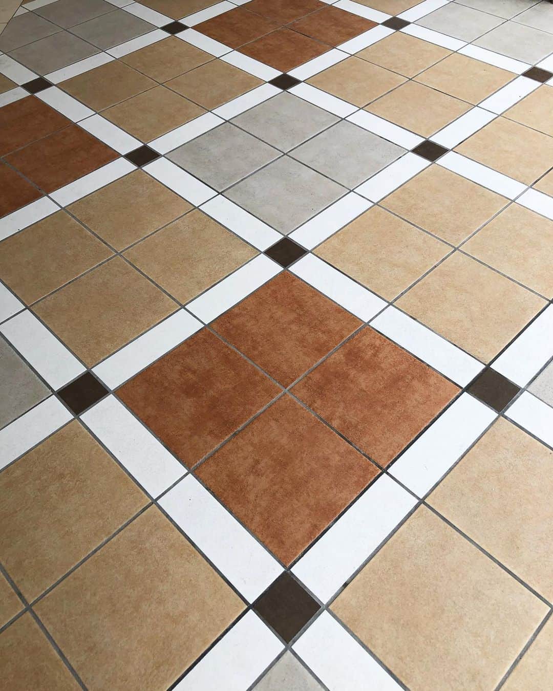 yukaさんのインスタグラム写真 - (yukaInstagram)「pattern◇🔶◇ ・ ・ ・ 足もとにもステキなデザインが見つかることもある。 ・ #indies_minimal  #ig_minimal  #ig_patterns  #床 #floor #floorpattern  #iphonephotography  #shotoniphone  #Apple #mwjp」8月29日 13時28分 - yuka_ff