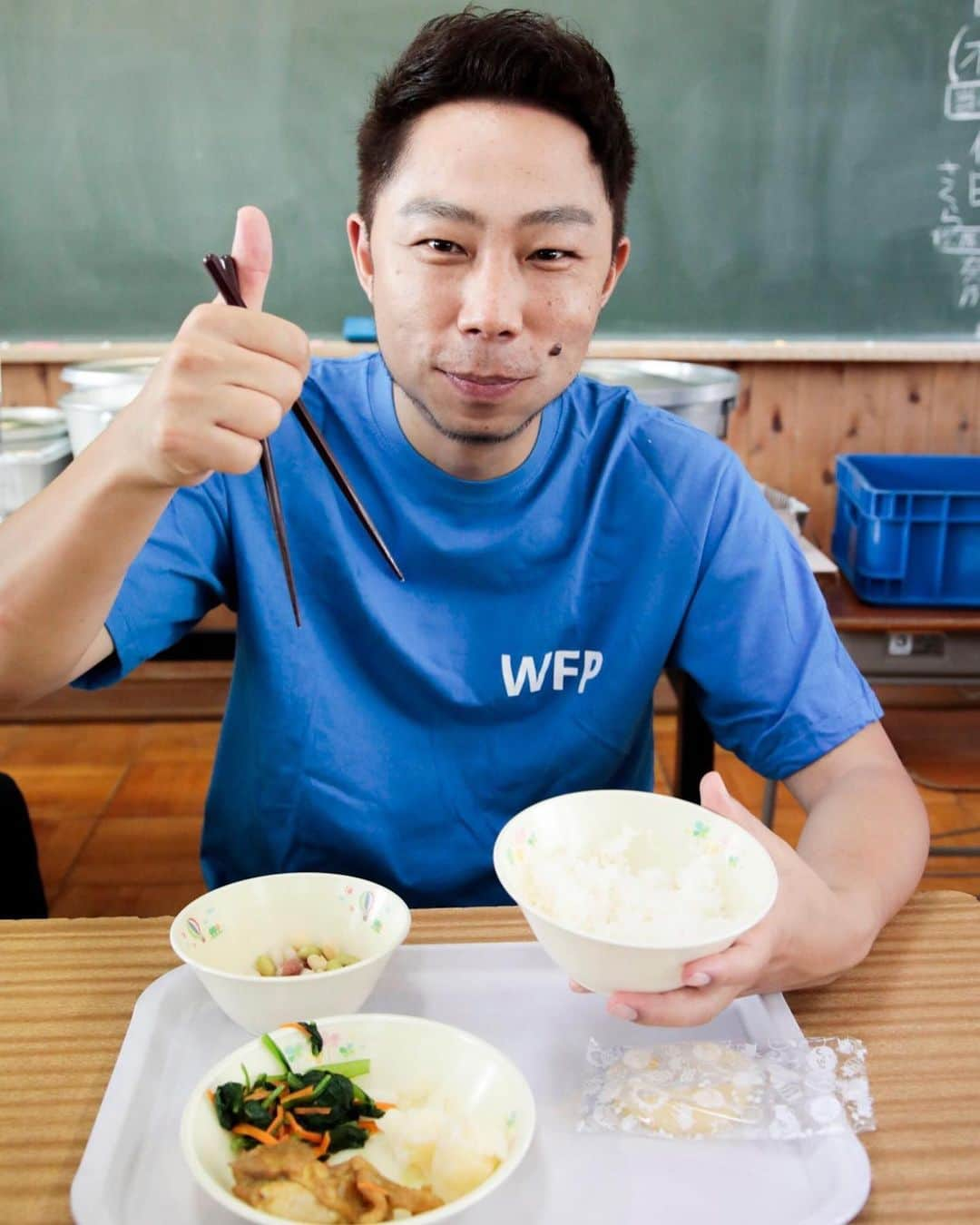 USAさんのインスタグラム写真 - (USAInstagram)「昨年５月、国連世界食糧計画（ＷＦＰ）のサポーターに就任し、６月末には、アフリカ東部ウガンダでＷＦＰが学校で給食支援をする現場で見てきた事を、ウガンダのホストタウンである長野県 立科町の中学校で講義しました。  ウガンダは「アフリカの真珠」と言われるくらい美しい自然が豊かで、心が癒やされました。一方、農村部では極度の貧困や飢餓に苦しんでいる人たちにもたくさん出会いました。解決しなければいけない課題はたくさんありますが、どこに行っても歌やダンスで明るく歓迎してくれたことが嬉しかったなぁ☆  学校給食支援の現場も視察しましたが、栄養失調でおなかが張っていたりする子もたくさんいたし、大変な状況もわかりました。 　でも、給食があることが学校にいくモチベーションにつながり、おなかが満たされている状態で授業も受けられるので、授業にも集中できる。何より、給食があるから学校を休まなくなった。文字を書いたり読んだりもできる。たくさん勉強して、将来の夢を描けるようになったということは希望につながります。貧困や飢餓から抜け出す出口を、学校給食が開いていてすばらしいと思いました。  偶然、僕が大好きになったダンスというものは、世界中にある。ダンスのない国も民族もない。ダンスは言語を超え、国境や宗教観、肌の色も超えて、みんなに伝わるものだという確信があります。 「おいしいダンス」は、世界から飢餓がなくなり、みんなで「おいしい」と言える世界になったら、この「おいしいダンス」が鳴り響いて、みんなで「おいしい」と言える世界になったら、本当にどれだけごはんがおいしいだろう、とつくりました。みんなが「おいしい」と言える世界になったらどれだけすばらしいことだろうと思います。「おいしいダンス」でもっともっとそのメッセージを広げていきたいなと思います。 　旅を重ねるごとに出会う人が増え、踊りで笑顔を交換して、行動するときにその人たちの顔が浮かぶようになりました。踊る時も、「おいしいダンス」の時も、顔が浮かんでくる。それだけ自分の表現が変わったのかなと思います。 　今までは自分が有名になりたい、ダンスがうまくなりたい、もっと注目されたいという、自分に「矢印」が向いた踊りだった。それが、「目の前にいる誰かのために」と「矢印」の向きが変わってきました。その人が自分の踊りで喜んでくれたときに、またエネルギーが返ってきて、無限に踊り続けていられるようなパワーが生まれたんですね。それは１人の前でも、５万人の前でも変わらない。自分の踊りが一つ大きくなったような気がしましたね。  そして 　僕は「ダンス語」という新しい言語をつくりたいと思っています。世界中の子どもたちが集まった時に仲良くなるきっかけとして、素直な気持ちを伝え合えるような「ダンス語」をつくりたい。「おいしい」に始まり「ありがとう」「あなたを愛している」とか。言葉をいま増やしていますが、研究しながらダンス語をつくって、国連にプレゼンしたいなと思っているんです。ダンス語をつくって、世界平和に貢献するということを本気でやりたいなと思います。  #国連wfp #worldfoodprogramme  #sdgs #zerohunger  #exileusa #おいしいダンス #ダンス語#長野県#立科町」8月29日 13時35分 - exileusa_danceearth