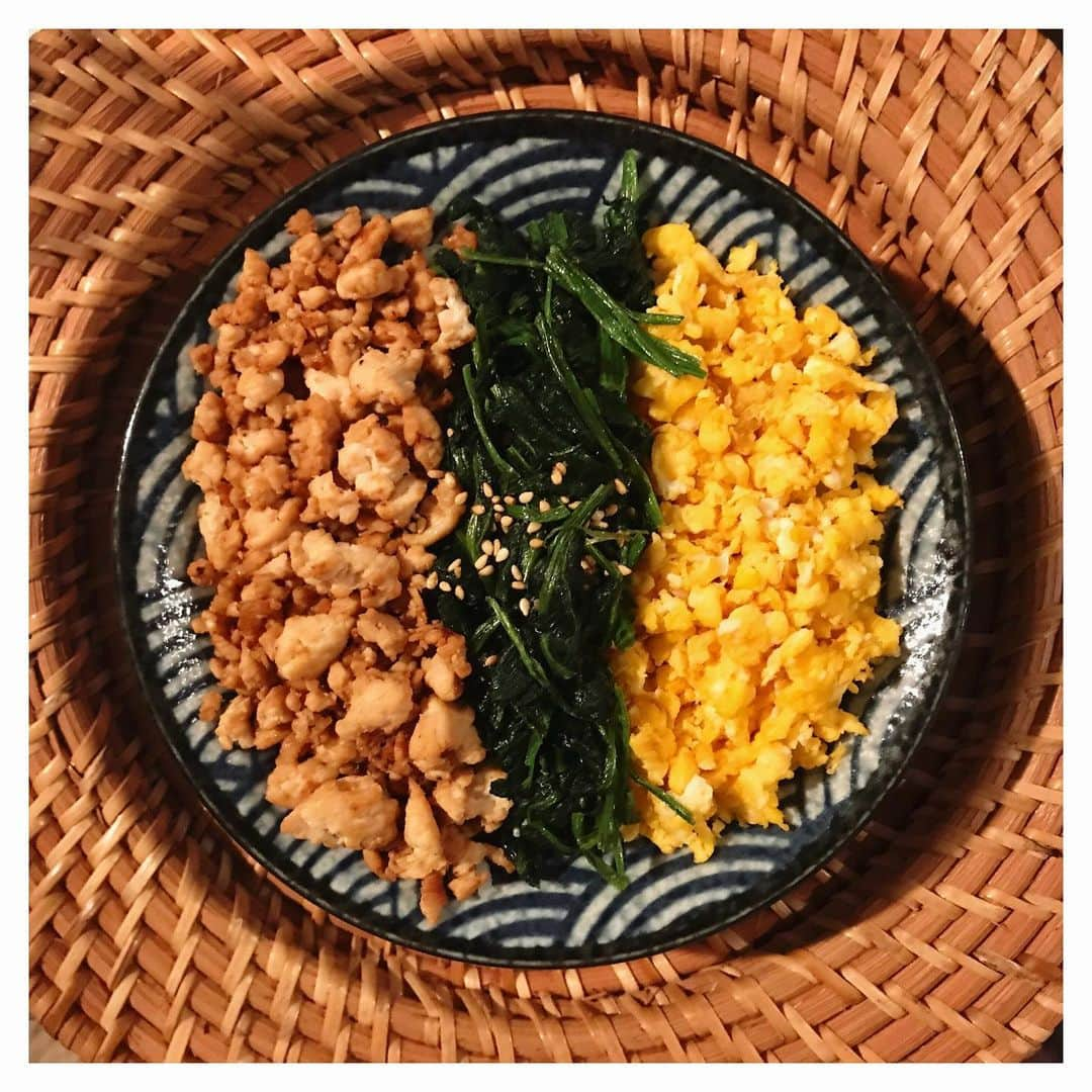 金城茉奈さんのインスタグラム写真 - (金城茉奈Instagram)「お昼に三色丼を作ってみました！ 学校の給食を思い出します…🏫#何年前#三色丼#料理#cooking#美味しくできました」8月29日 13時42分 - mn75aa