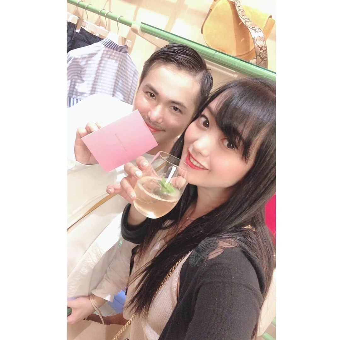 脊山麻理子のインスタグラム：「MARCYいつもありがとう(=^ェ^=)お土産のガラスのストローで飲んだら、飲み物美味しくなる！ #jandmdavidson #ガラスのストロー #レセプションパーティー」