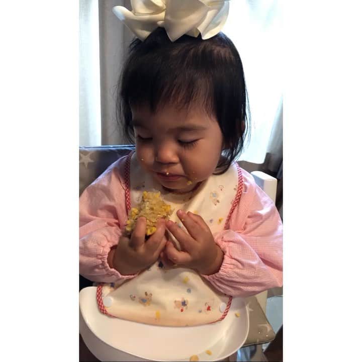 倉窪莉沙のインスタグラム：「* 1歳4ヶ月を迎えた次の日。 ついに...来てしまった😱 全部自分で食べないと気が済まない という噂のアレが❗️❗️❗️ . フォークはまぐれでたまに刺さる、スプーンはほとんどすくえない。そんな状態なのにちょっと手伝おうとしただけて泣き叫んで怒る🤦‍♀️ちょっとした隙にスプーンにおかずを乗せて「上手！上手！」と笑顔で煽てて勢いで食べさせる。こんな感じで良いのかしら？😂ストローのときも本当に吸えるようになるの？！って思ったけど気が付いたら上手に吸えるようになっていたし、スプーンやフォークも気が付けば上手に使えるようになるよね🥺母も穏やかに見守れるよう努力せねば😂あと手掴みで食べられるメニューも考えよ💪🏻 . #子育てグラム #スマイル育児 #ママライフ #ママ時々アナウンサー #アナウンサー #1歳 #1歳4ヶ月 #女の子 #girl #女の子ママ #こどもごはん #離乳食 #無農薬野菜 #有機野菜 #ファミリア #familiar #ファミちゃん #ママカメラ #ベビフル #ママリ #ママライフカメラ #mamanokoカメラ部 #ママノワ #ベビリトル #ひよこクラブ #コドモノ #コドモダカラ #ikumama #イクママ」