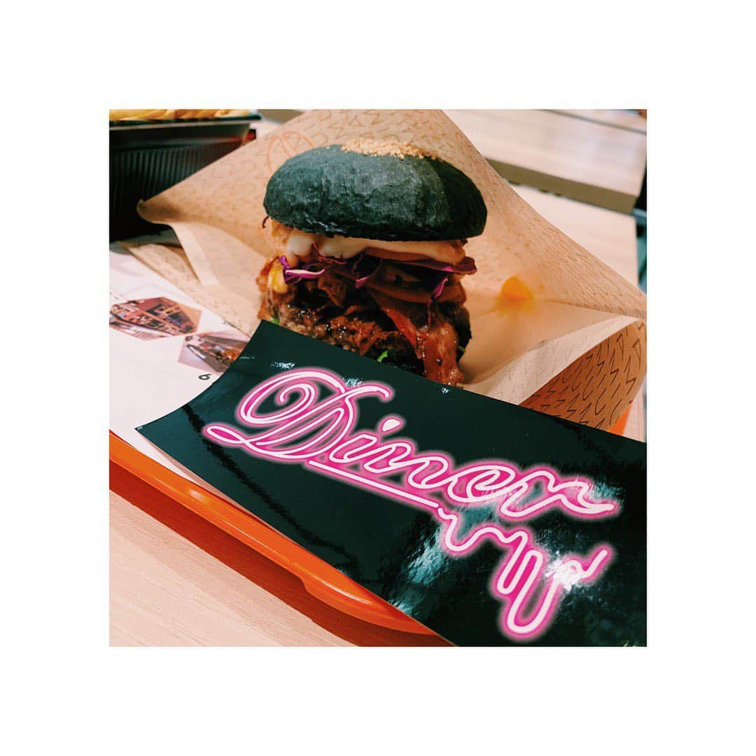 植村あかりさんのインスタグラム写真 - (植村あかりInstagram)「🍔﻿ ﻿ ﻿ ﻿ ﻿ ﻿ ﻿ Dinerみました？﻿ ﻿ ﻿ ﻿ ﻿ ﻿ ﻿ #期間限定﻿ #偶然﻿ #運命的に﻿ #出会ったの﻿ #それはそれは﻿ #喜びましたとも﻿ # juicejuice ﻿ #植村あかり」8月29日 14時01分 - akari_uemura.official