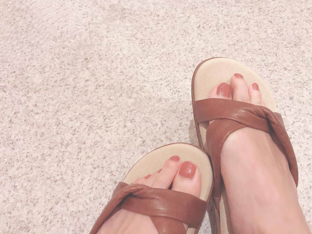 大湖せしるさんのインスタグラム写真 - (大湖せしるInstagram)「﻿ ﻿ もう夏も終わるけど﻿ 新しいサンダル﻿ ﻿ めっちゃ履き心地良くて﻿ お気に入り﻿ ﻿ 今日はこれ履いて﻿ おでかけ♪﻿ ﻿ いってきま﻿ ﻿ #islandslipper #sandal  #lastsummer #letsenjoy」8月29日 14時01分 - cecile_daigo