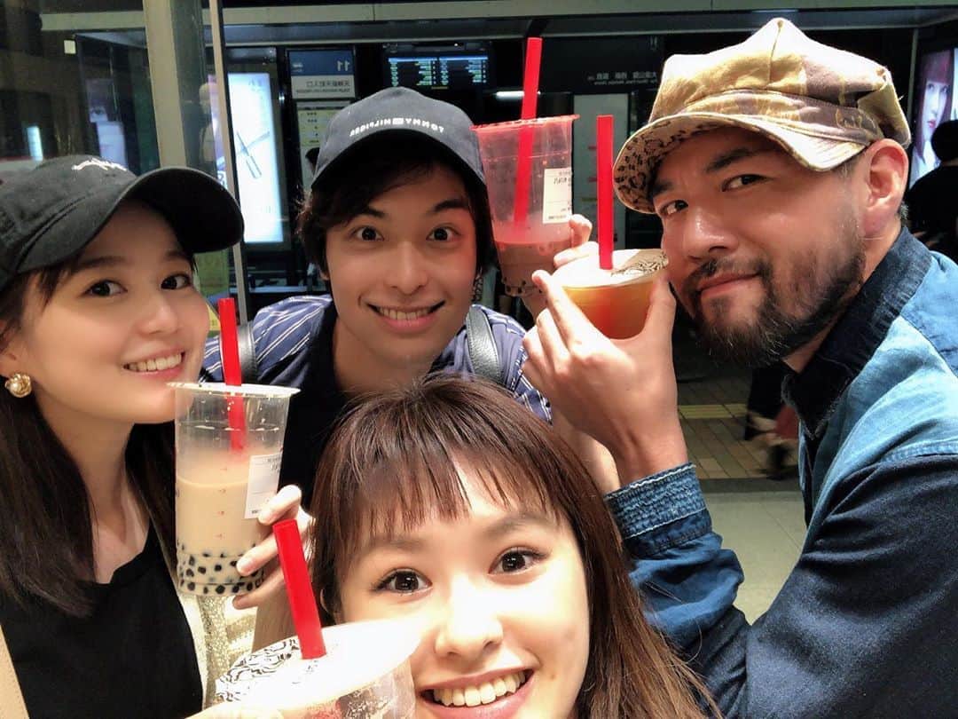 昆夏美さんのインスタグラム写真 - (昆夏美Instagram)「. 🐣タピ活🐣 福岡でのとある日、 #ゴンチャ 初挑戦の 光夫さんと海宝くんと タピオカ好きの生ちゃんと♡ 私はいつもウーロンタピオカミルクティー🤤 . 福岡で飲んで感動した #モッチャム にさやちゃんと東京で♡ 沖縄黒糖ミルク美味しすぎ🤤」8月29日 14時04分 - konnatsumi