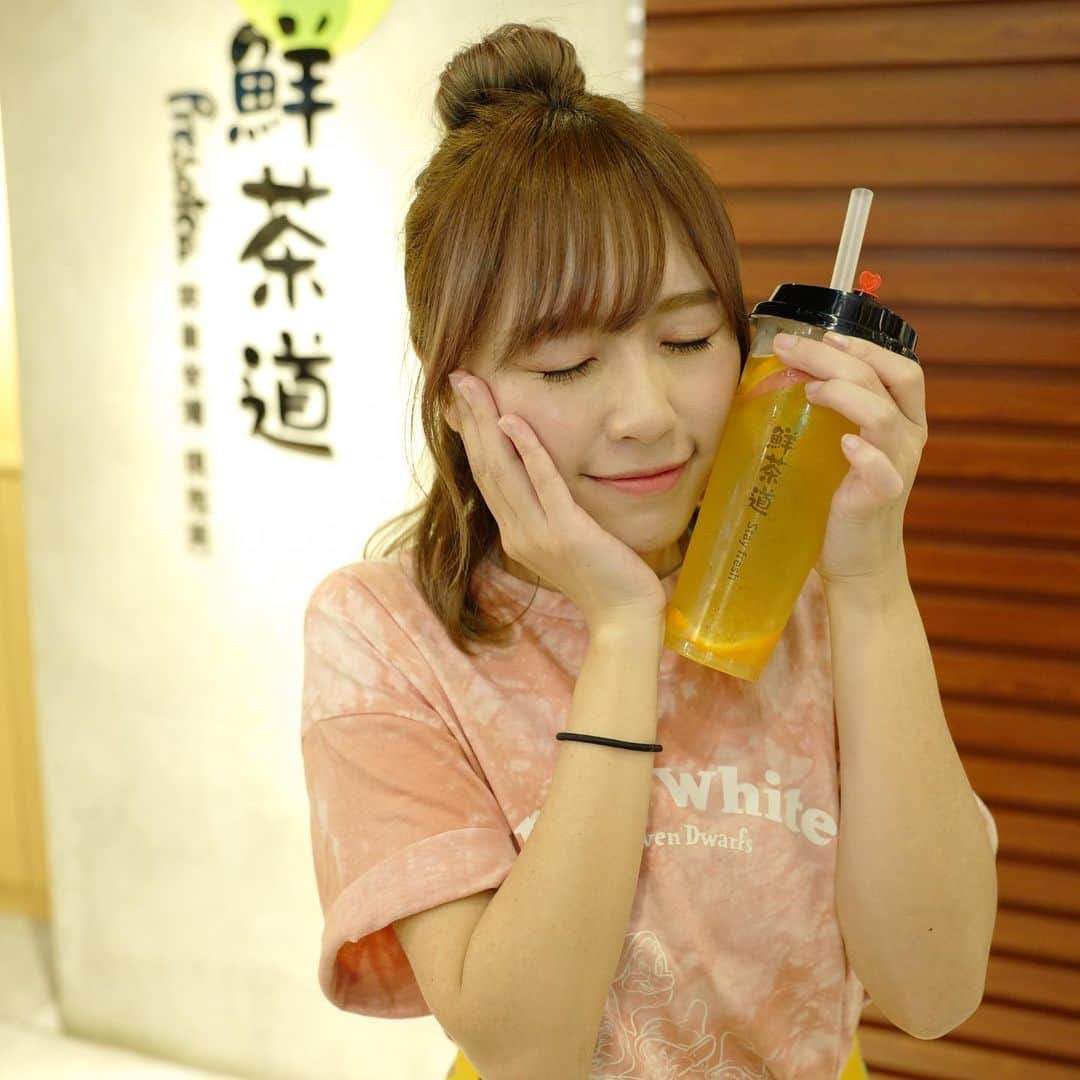 Miss Hunnyのインスタグラム：「每次買手搖飲都揀好耐(´･_･`) 好多都好吸引咁🥺🥺🥺 好彩有Coco仔陪我去鮮茶道，可以試兩杯，我叫咗杯招牌水果茶，佢叫咗黑糖珍珠鮮奶，珍珠彈牙🌑黑糖味濃稠得嚟又唔會太膩🤔 水果茶有四種新鮮嘅水果😳 百香果粒🍹鳳梨🍍蘋果🍎香橙🍊 溫提，茶裡本身就有水果甜味，鐘意清淡的話落單時可以嗌微甜的喔( ´▽` )ﾉ  #鮮茶道 #台灣手搖實力派 #Presoteahk #招牌水果茶 #日式焙茶珍珠奶蓋」