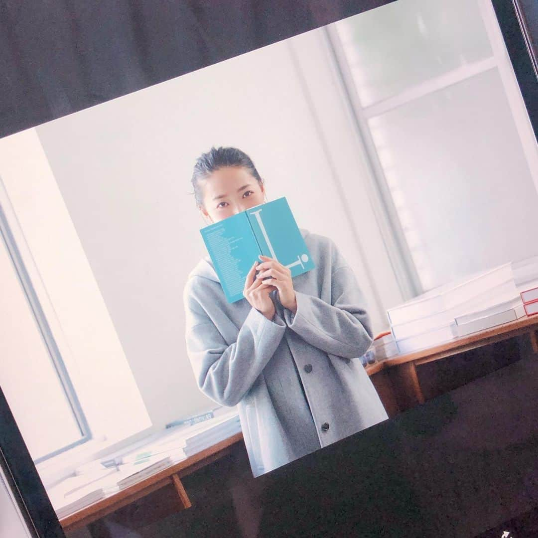 畠山愛理さんのインスタグラム写真 - (畠山愛理Instagram)「📚 少し気が早いですが 秋冬のPLSTも お楽しみに☺️✨ ヘアメイクはGeorgeさんにやって頂きました🌸 @george828  @plst_official #plst #撮影」8月29日 14時14分 - airihatakeyama