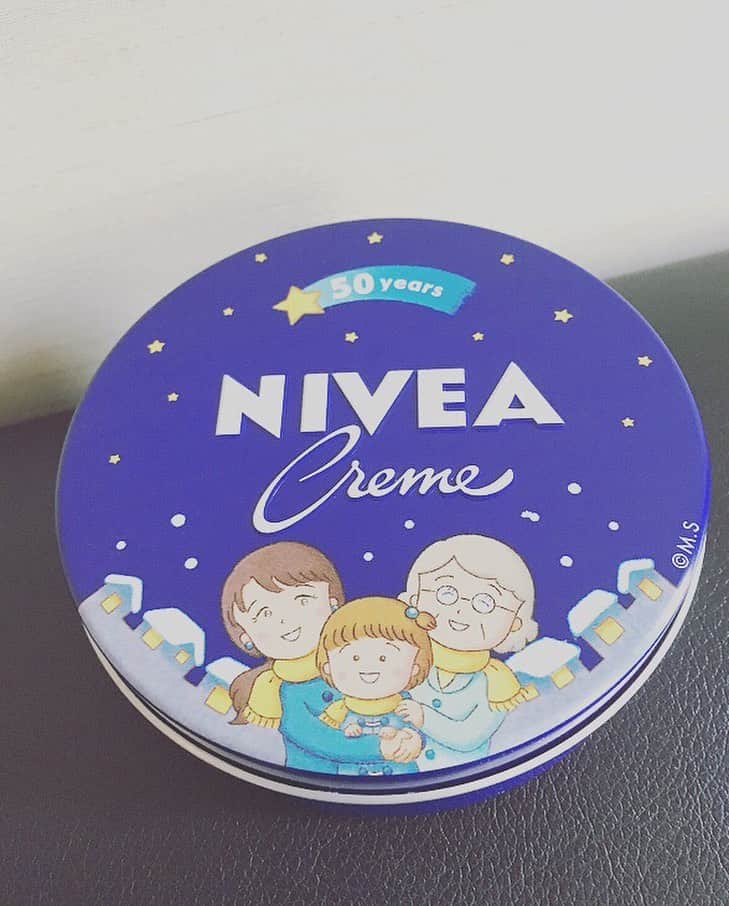宮本笑里さんのインスタグラム写真 - (宮本笑里Instagram)「ニベアはドイツで幼少期から使っているので、約30年ほどお世話になっております☺️💝 #さくらももこ さま限定デザイン。愛を感じる絵。 #ニベア花王 #NIVEA」8月29日 14時15分 - emirimiyamoto